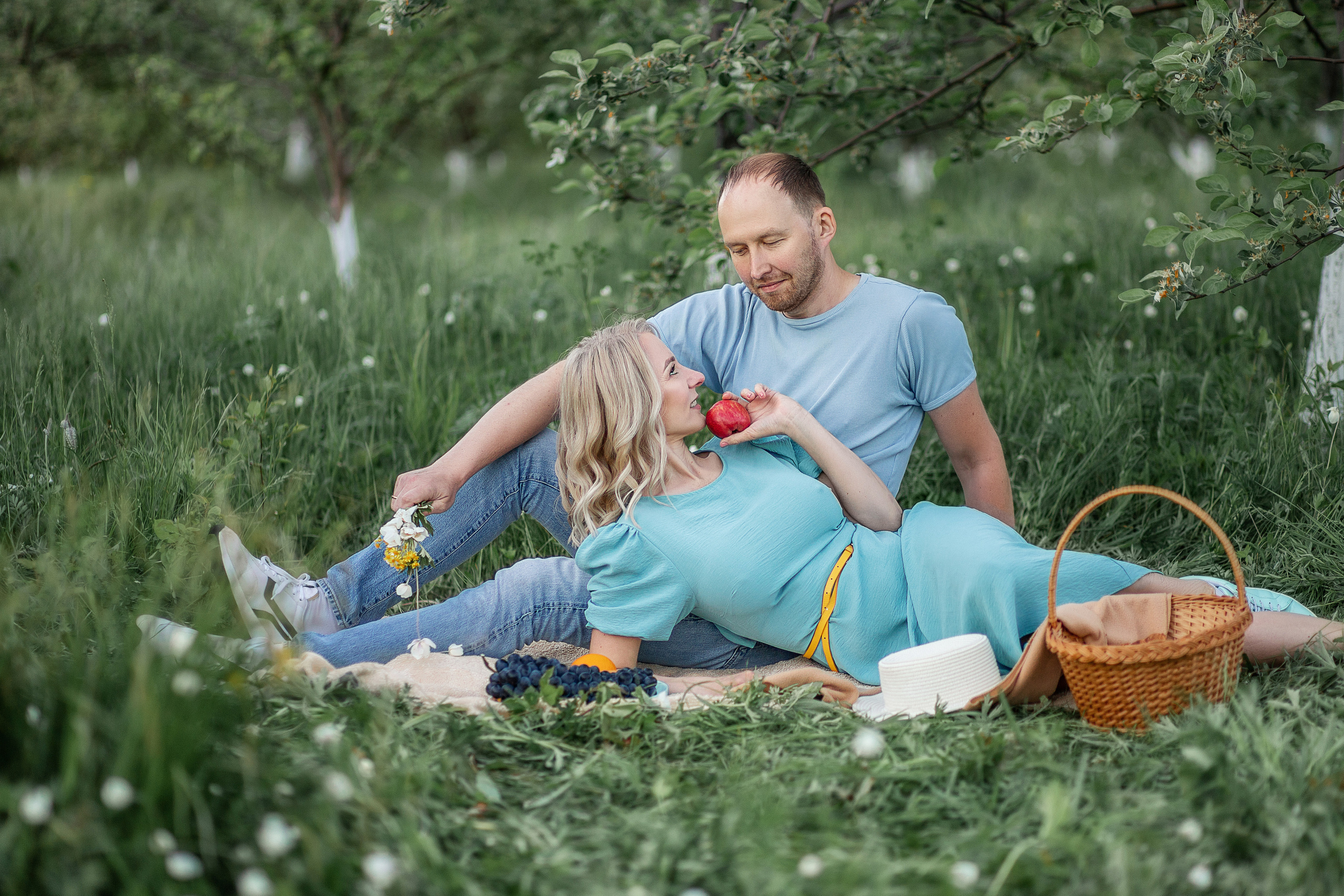Летний пикник под яблонями. Детский и семейный фотограф в Красноярске Юлия Бирюкова