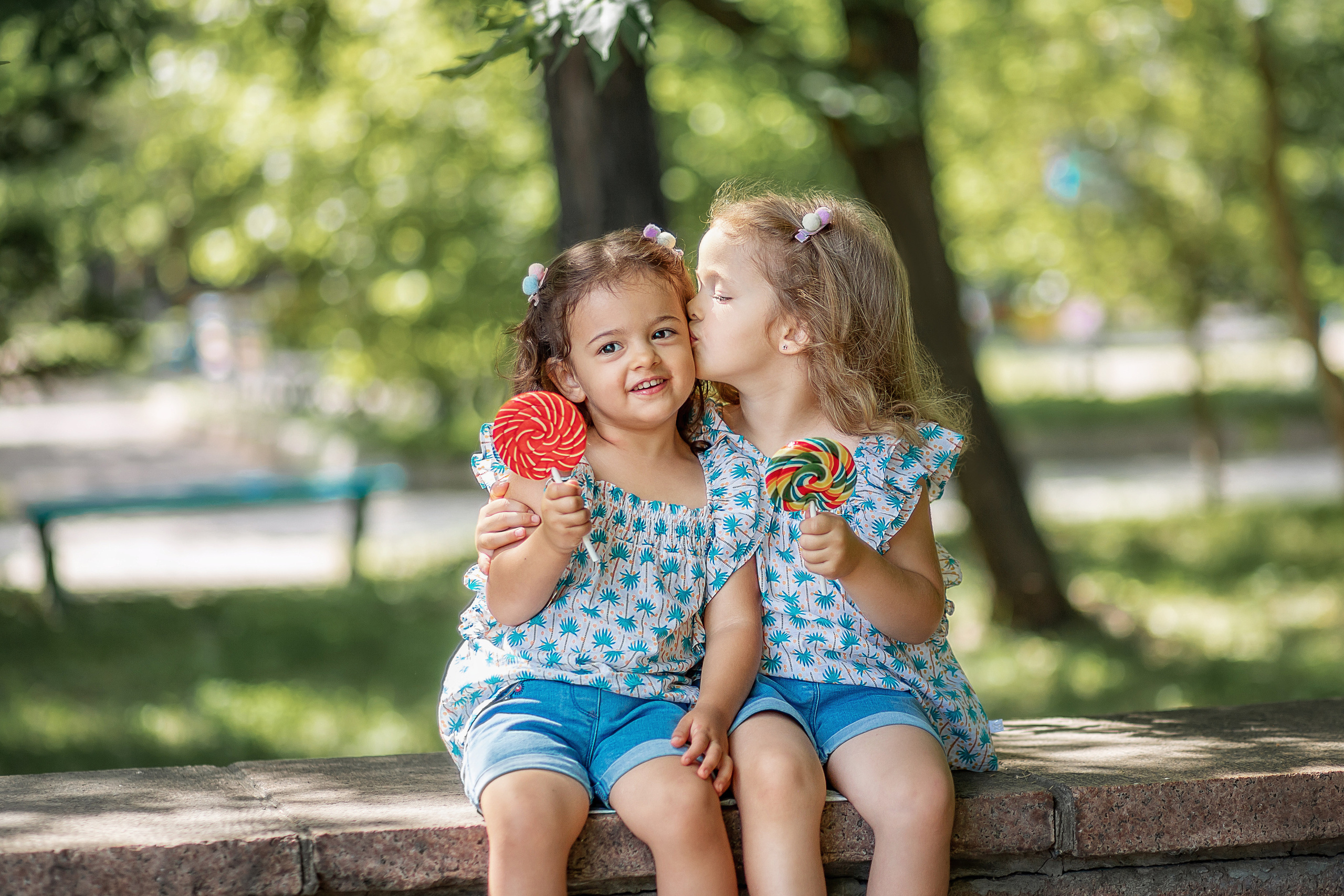 Сестрёнки Прогулка в Центральном парке. Детский и семейный фотограф в Красноярске Юлия Бирюкова