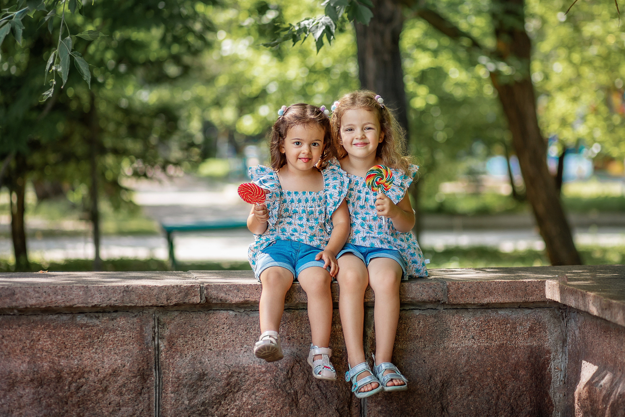 Сестрёнки Прогулка в Центральном парке. Детский и семейный фотограф в Красноярске Юлия Бирюкова