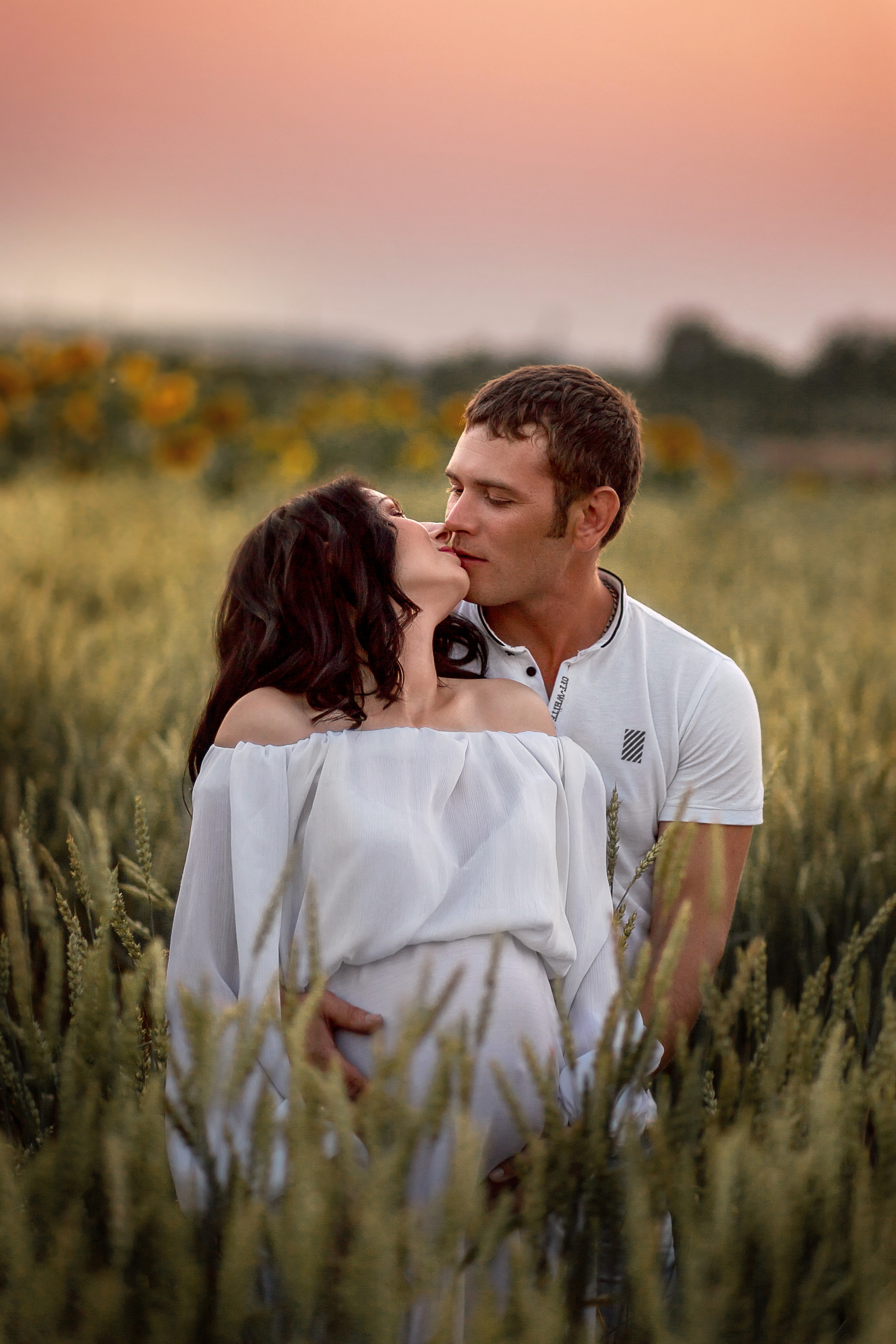 В полях. Лавстори в ожидании. Детский и семейный фотограф в Красноярске Юлия Бирюкова