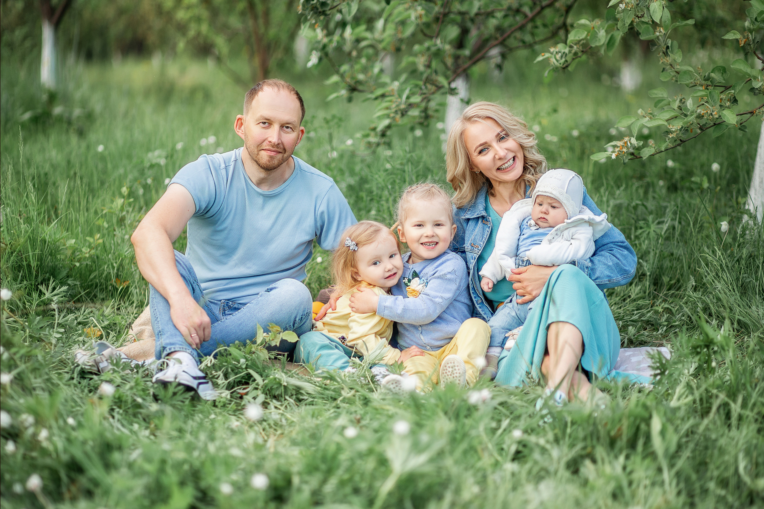 Летний пикник под яблонями. Детский и семейный фотограф в Красноярске Юлия Бирюкова
