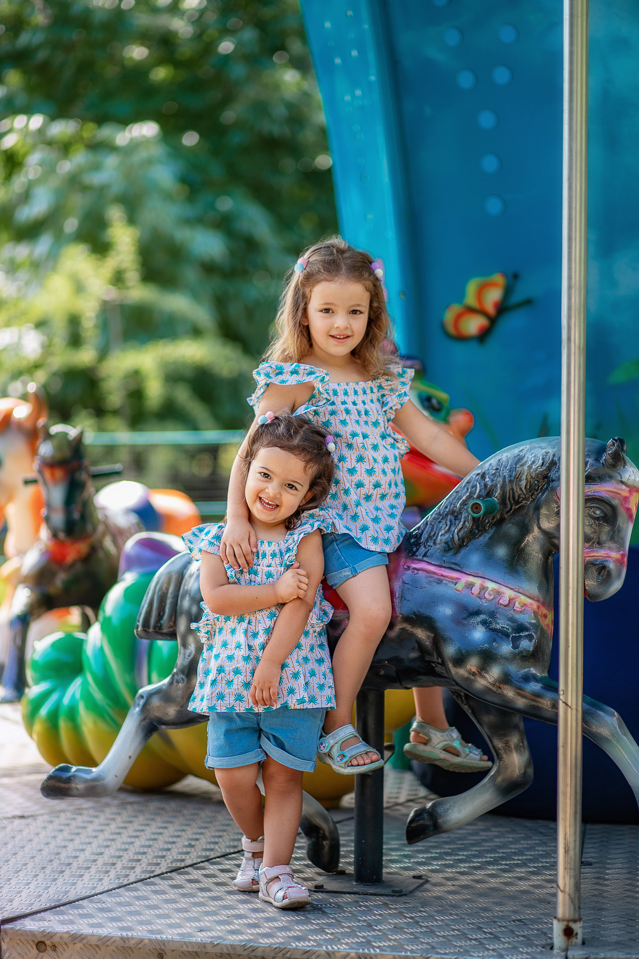 Сестрёнки Прогулка в Центральном парке. Детский и семейный фотограф в Красноярске Юлия Бирюкова