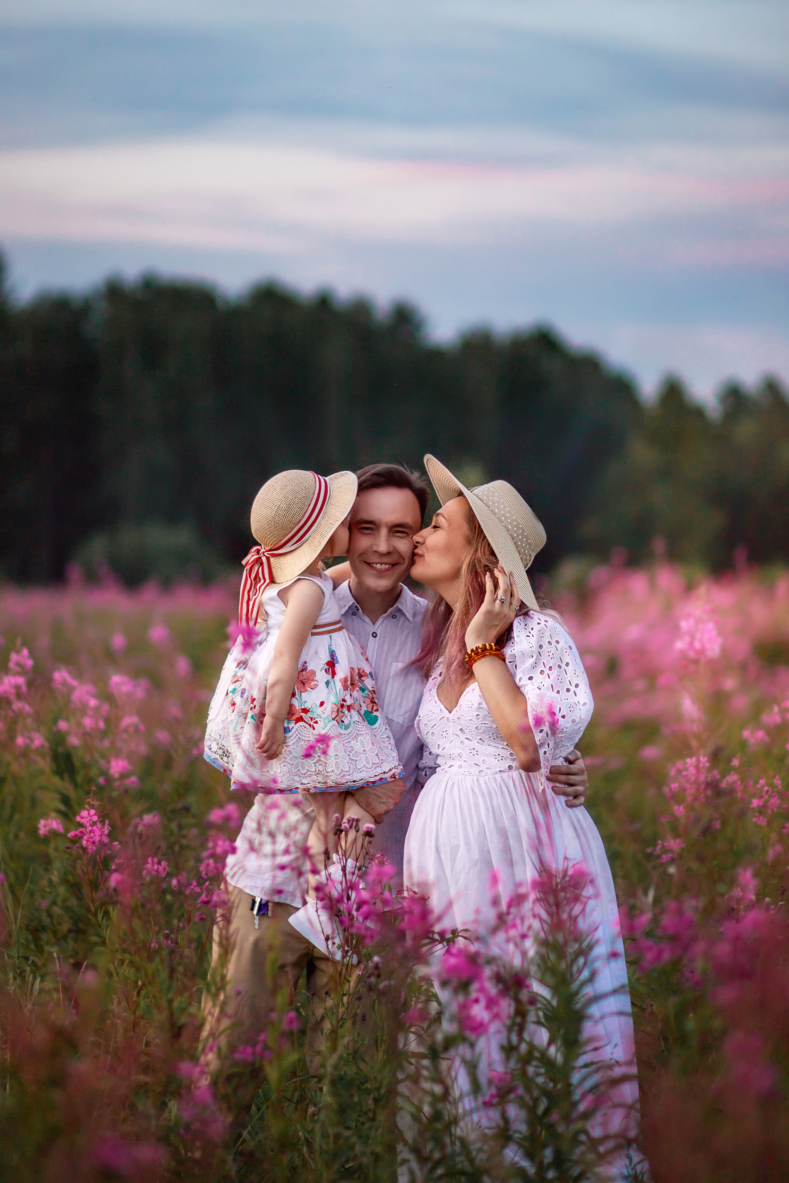 Закат в стогах и волшебный Иван-чай. Детский и семейный фотограф в Красноярске Юлия Бирюкова