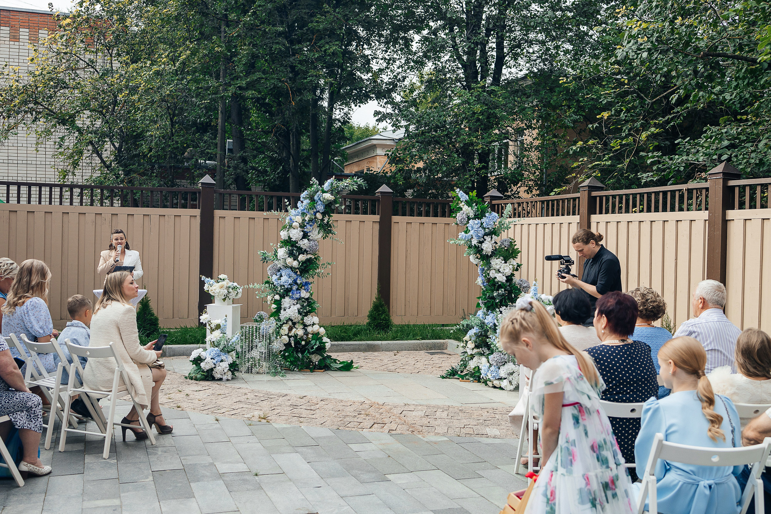 Трогательная выездная церемония в уютном дворике отеля. Олег Сверчков | Свадебный фотограф Вологда