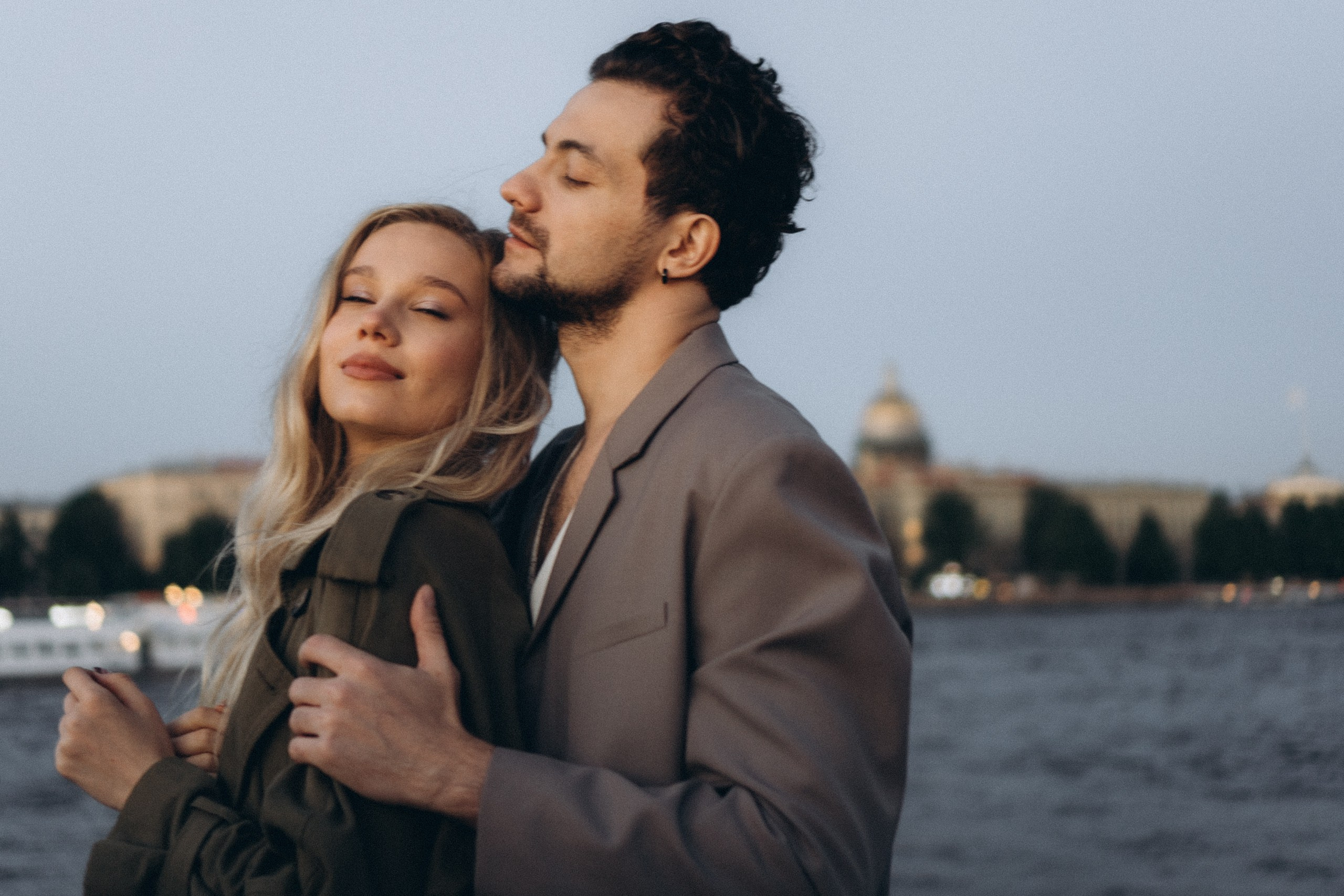 СВАДЕБНАЯ СЬЕМКА ПАРЫ НА РАССВЕТЕ В БЕЛЫЕ НОЧИ И ПРОГУЛКА С РАЗВОДНЫМИ МОСТАМИ И ПИКНИК ВОЗЛЕ ИСАКИЕВСКОГО СОБОРА. Профессиональный фотограф, Санкт-Петербург — Виктория Богомолова