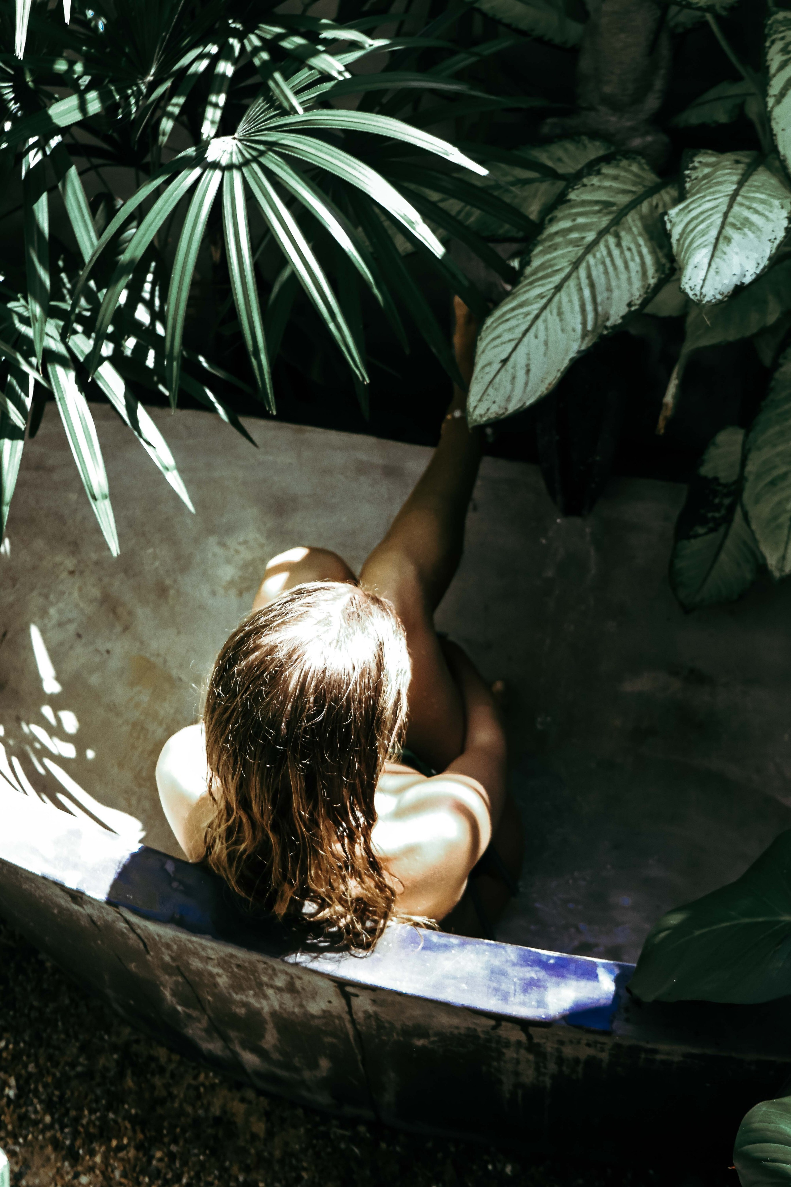 Эстетичная ню-фотосессия у бассейна в вилле Nirbana (Ахангама) | Яркие кадры с водой. Фотограф на Шри-Ланке