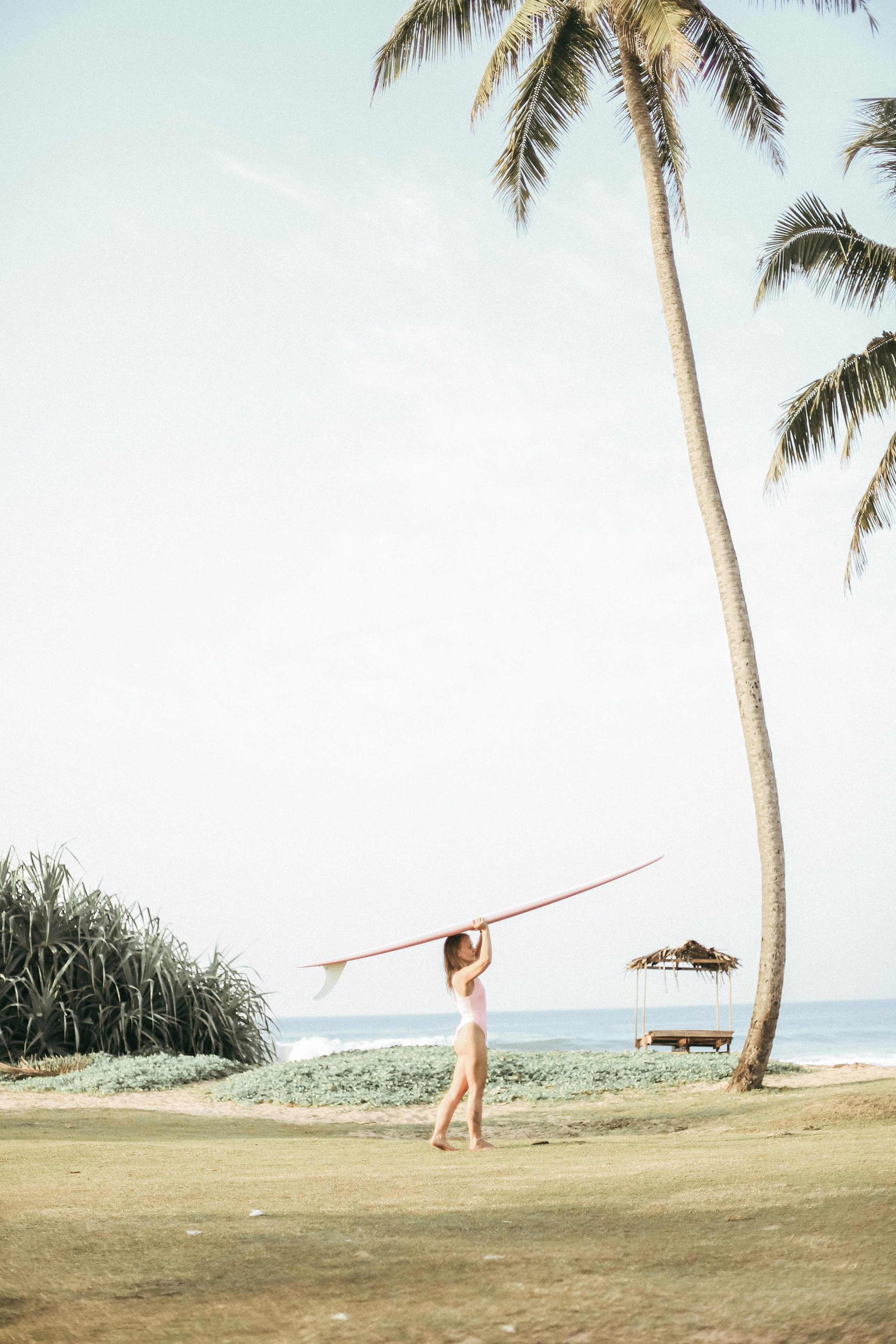 Съемка серфинга на рассвете | Девушка с доской Ross Concept на Coconut Beach. Фотограф на Шри-Ланке