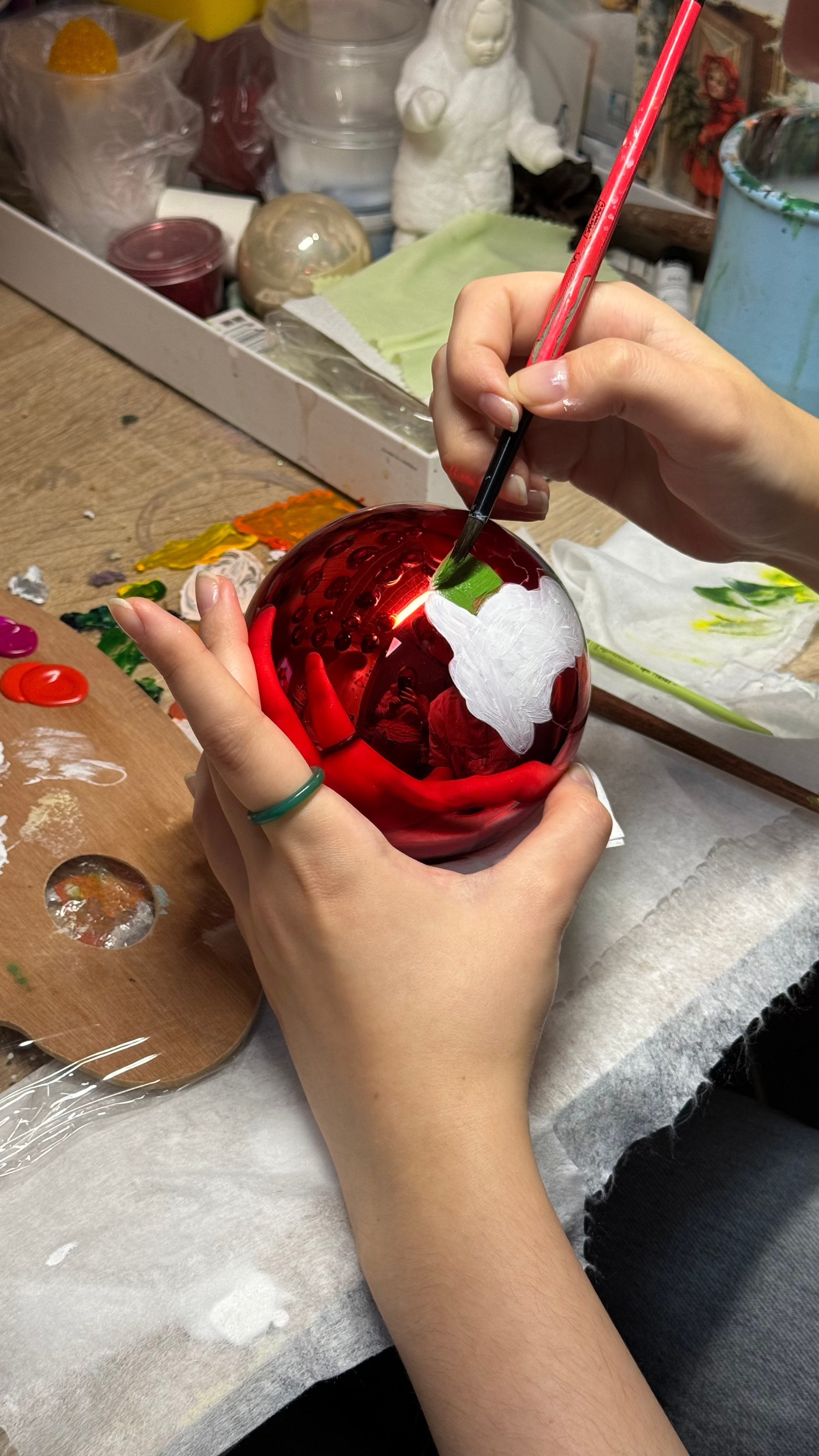 ArtSHARm- наше портфолио по ёлочным шарам с ручной росписью. Художественная ручная роспись елочных шаров, корпоративные подарки и восковые аромасвечи