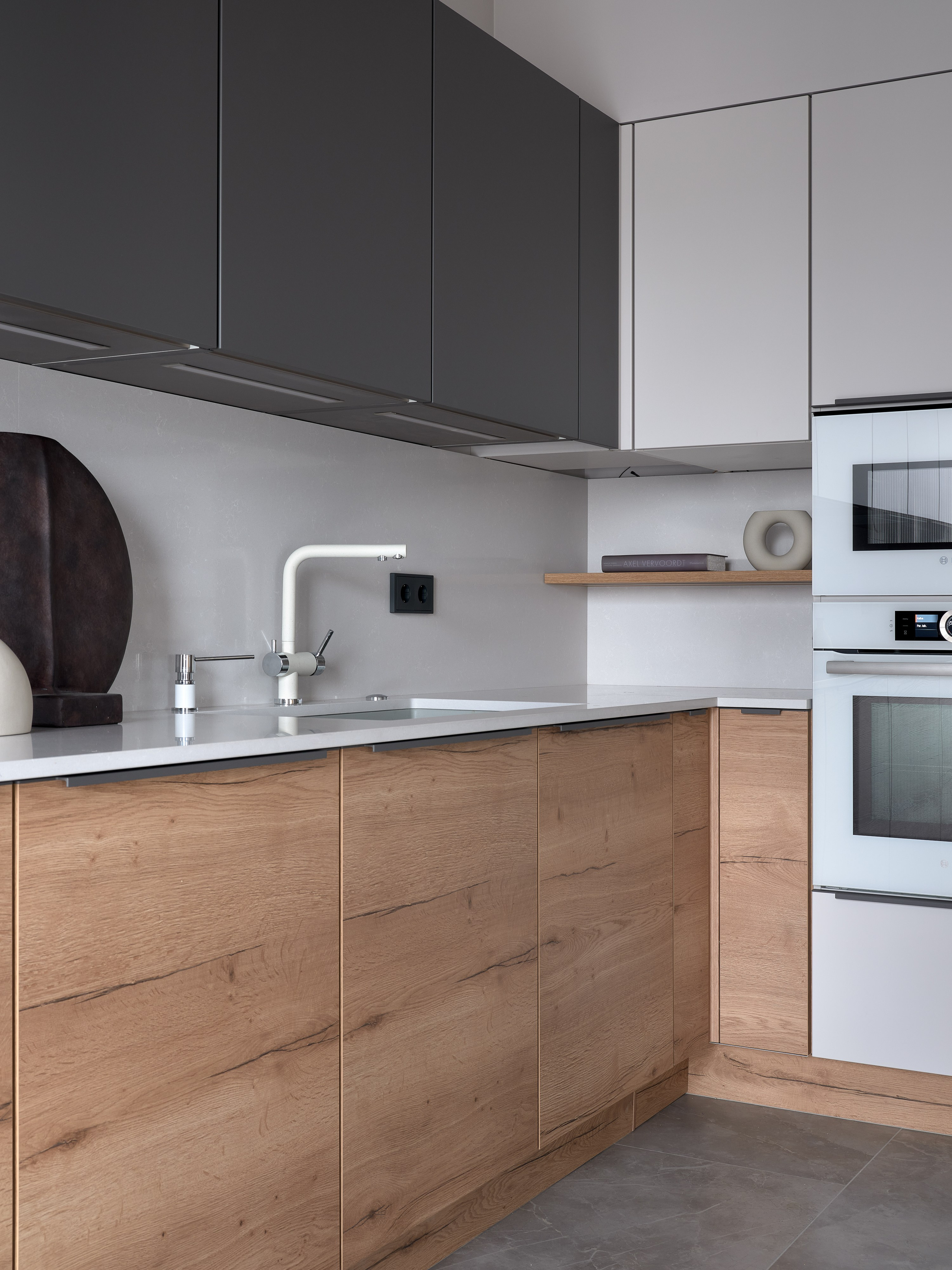 Монохром и деревянные акценты. Фотограф Наталья Вершинина