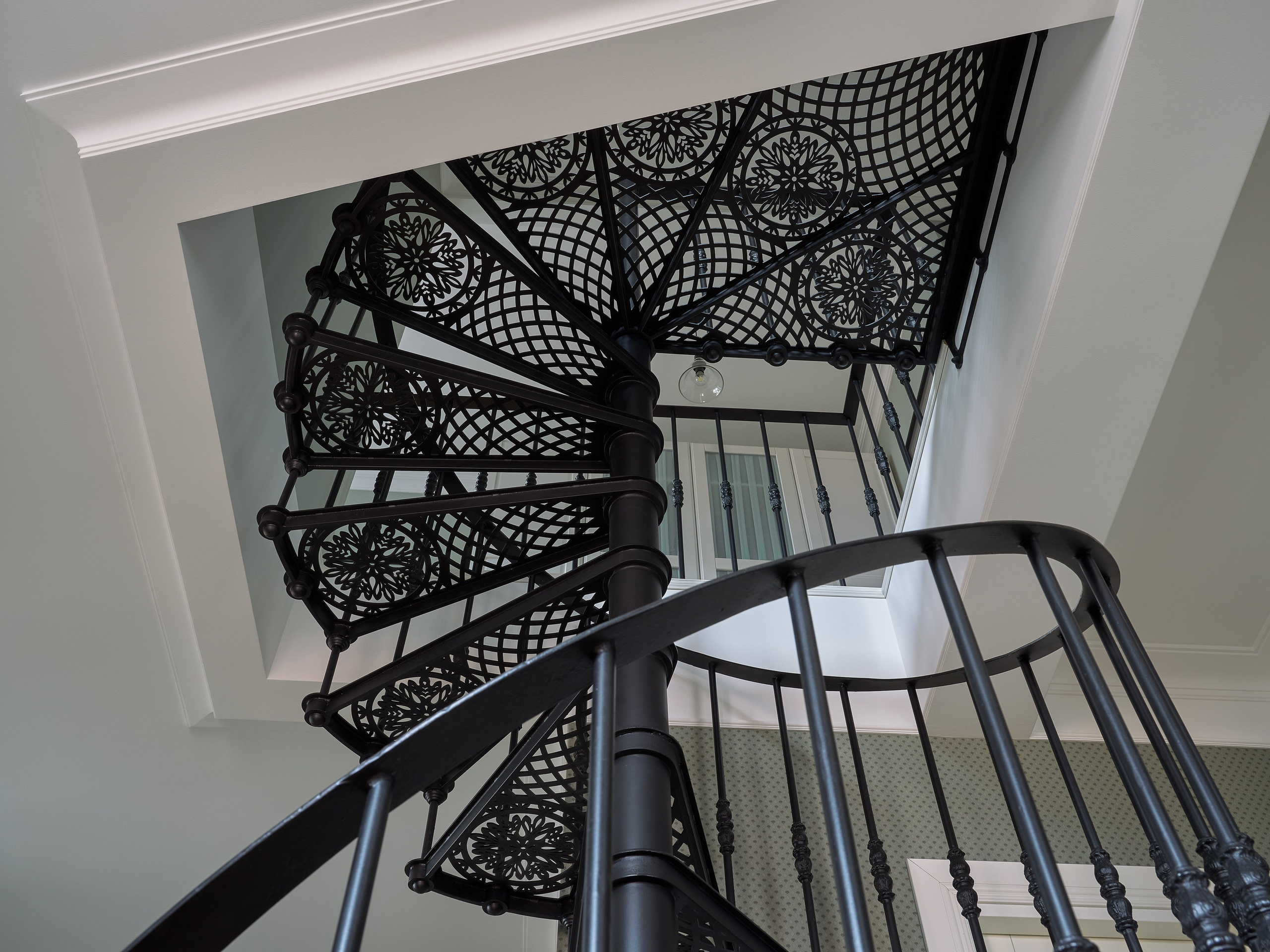 Таун-хаус с ажурной винтовой лестницей. Фотограф Наталья Вершинина