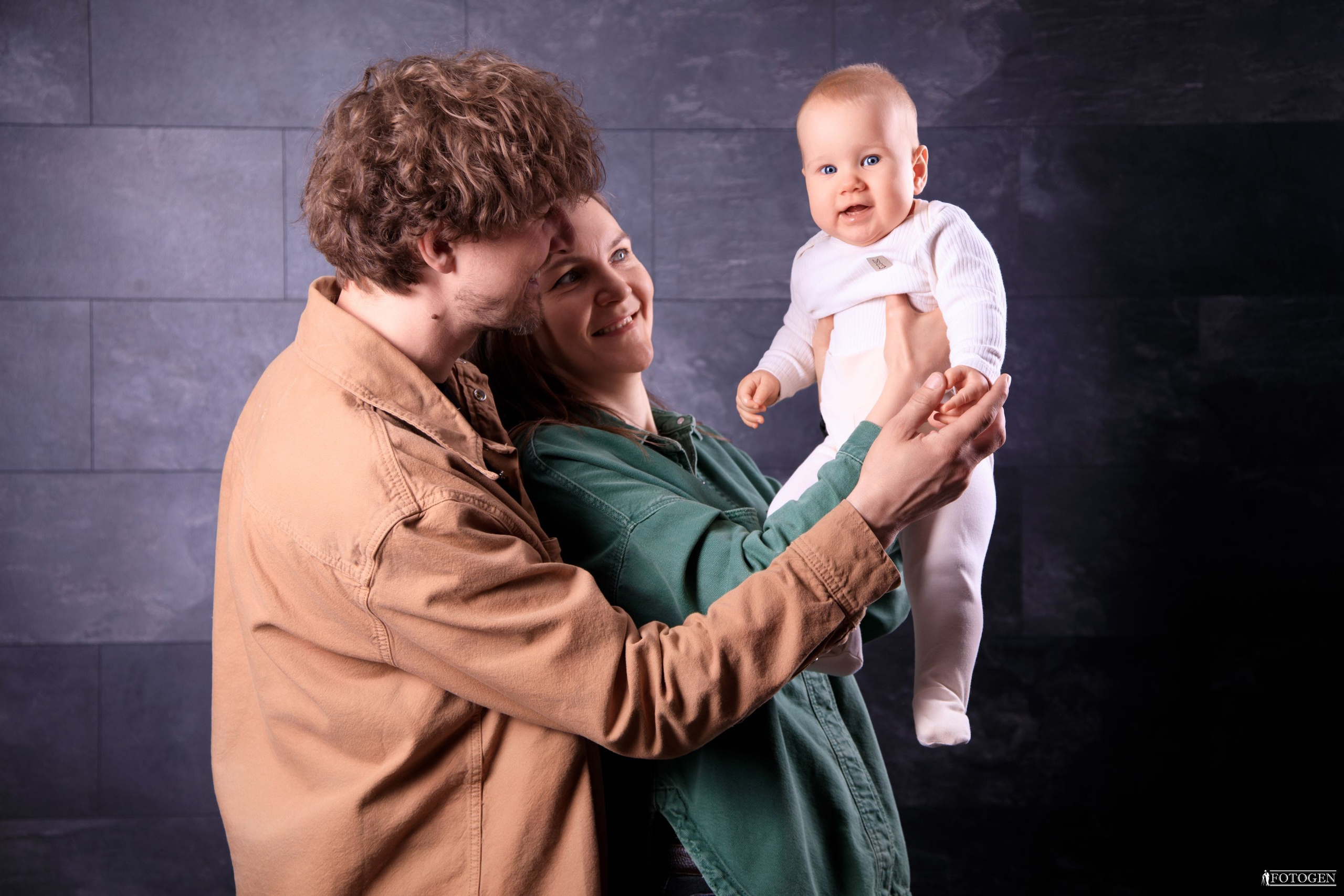 Семейная фотосессия: мама, папа и малыш | Портфолио Fotogen. Интерьерная фотостудия FOTOGEN г. Краснодар