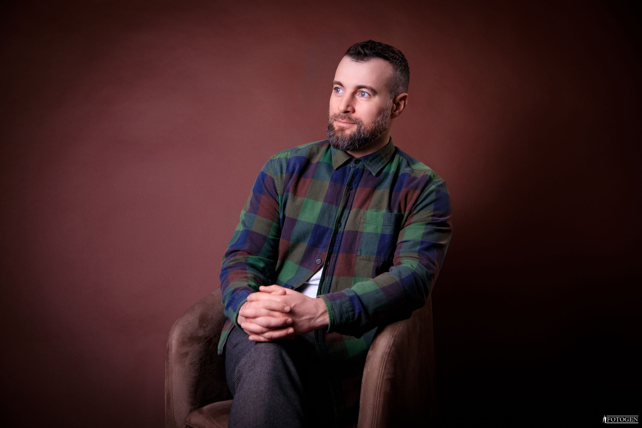 Профессиональная мужская фотосессия в Fotogen: Ваша история в кадре. Интерьерная фотостудия FOTOGEN г. Краснодар