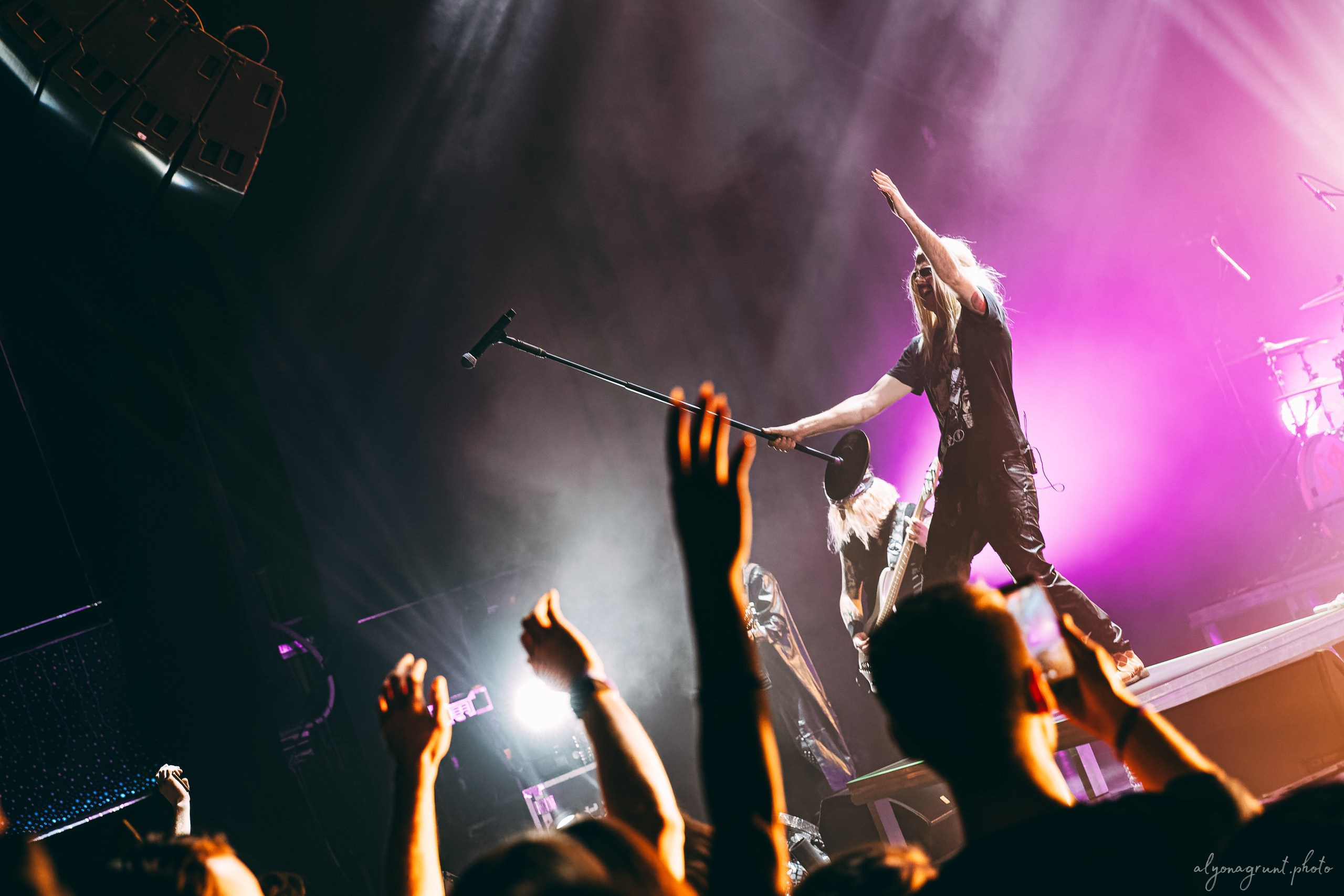 Багровый Фантомас, фоторепортаж, СПб, BASE, 14.12.2025. Алена Адрианова: фотограф в Санкт-Петербурге