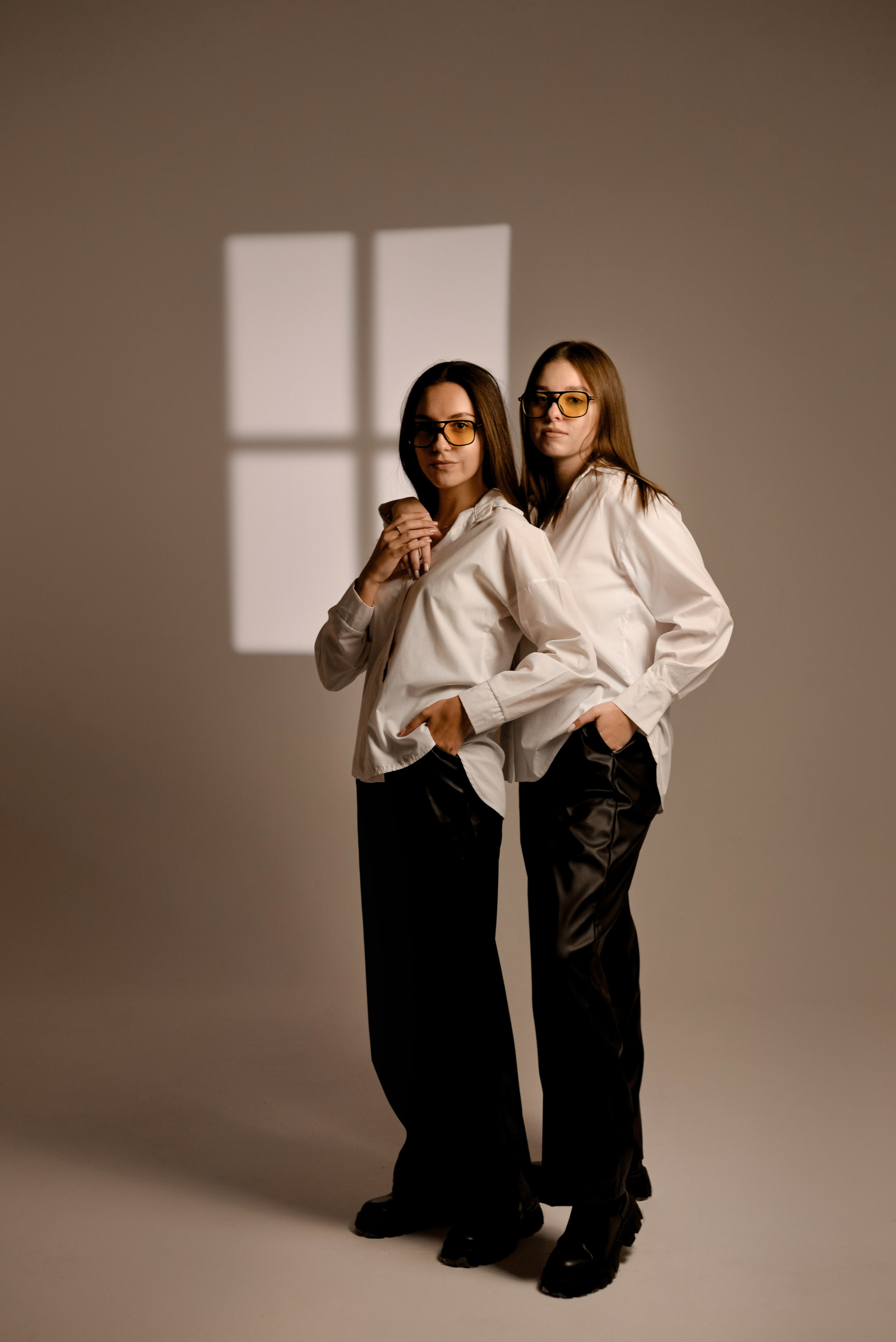 2 подруги на циклораме, Алина и Катя. Семейный и свадебный фотограф Галина Абакумова, фотосессии в Белгороде