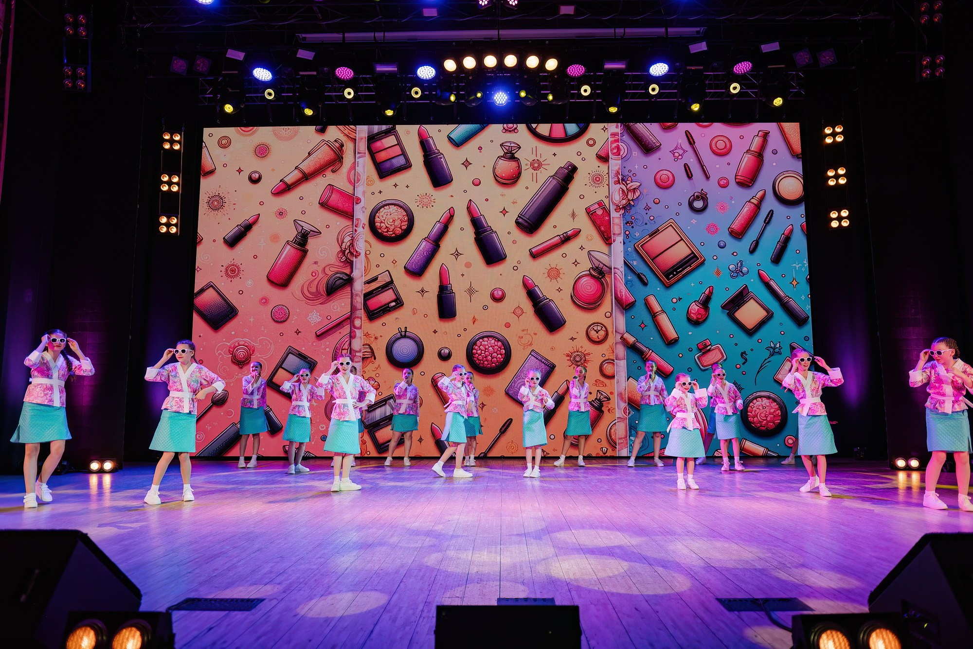 Отчетный концерт Образцового коллектива Алтая театра эстрадной песни «Созвездие». Свадебный и репортажный фотограф Никита Сницарев в Барнауле