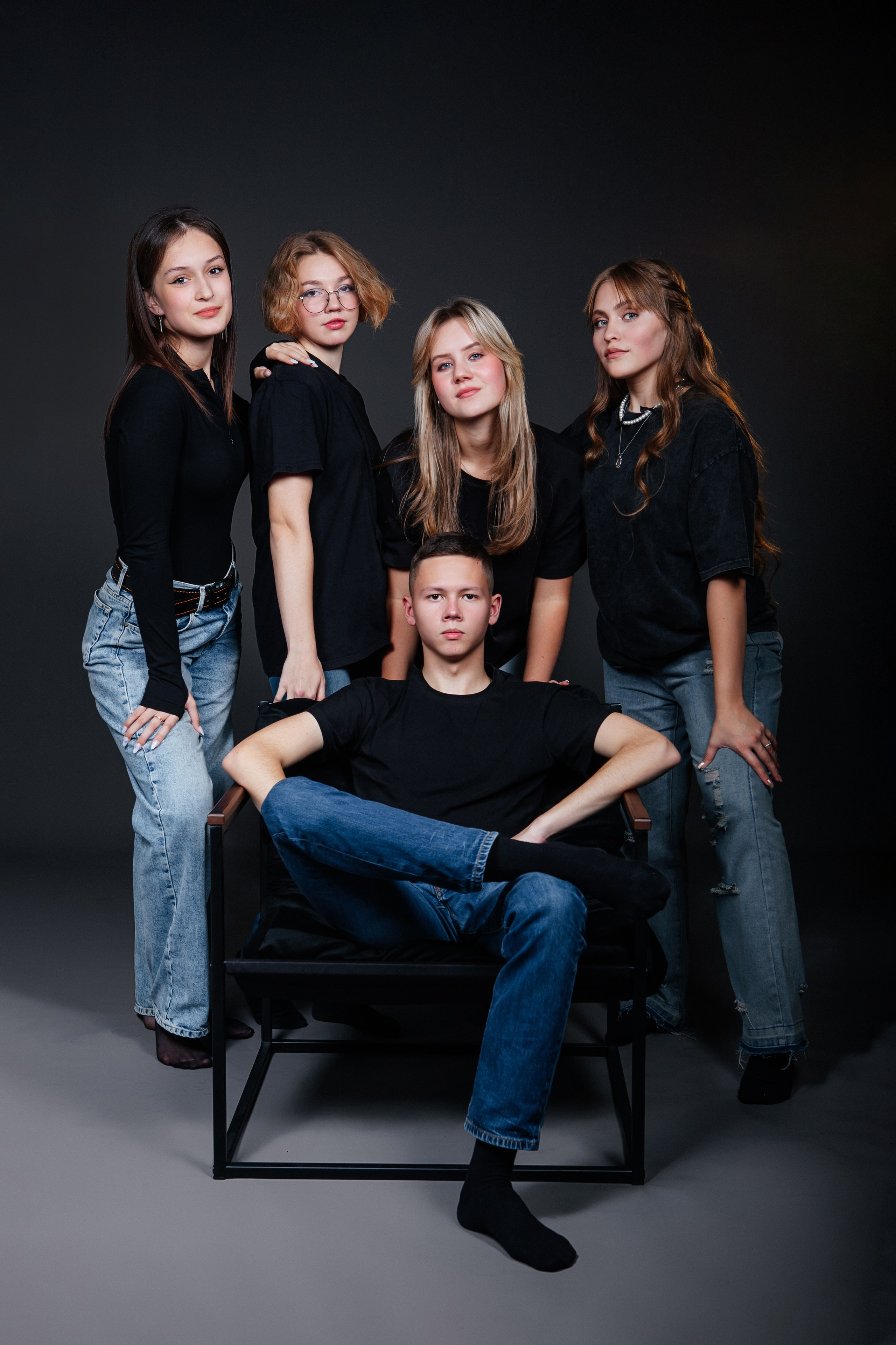 Черный фон. Фото дети. Выпускные альбомы Нижний Тагил