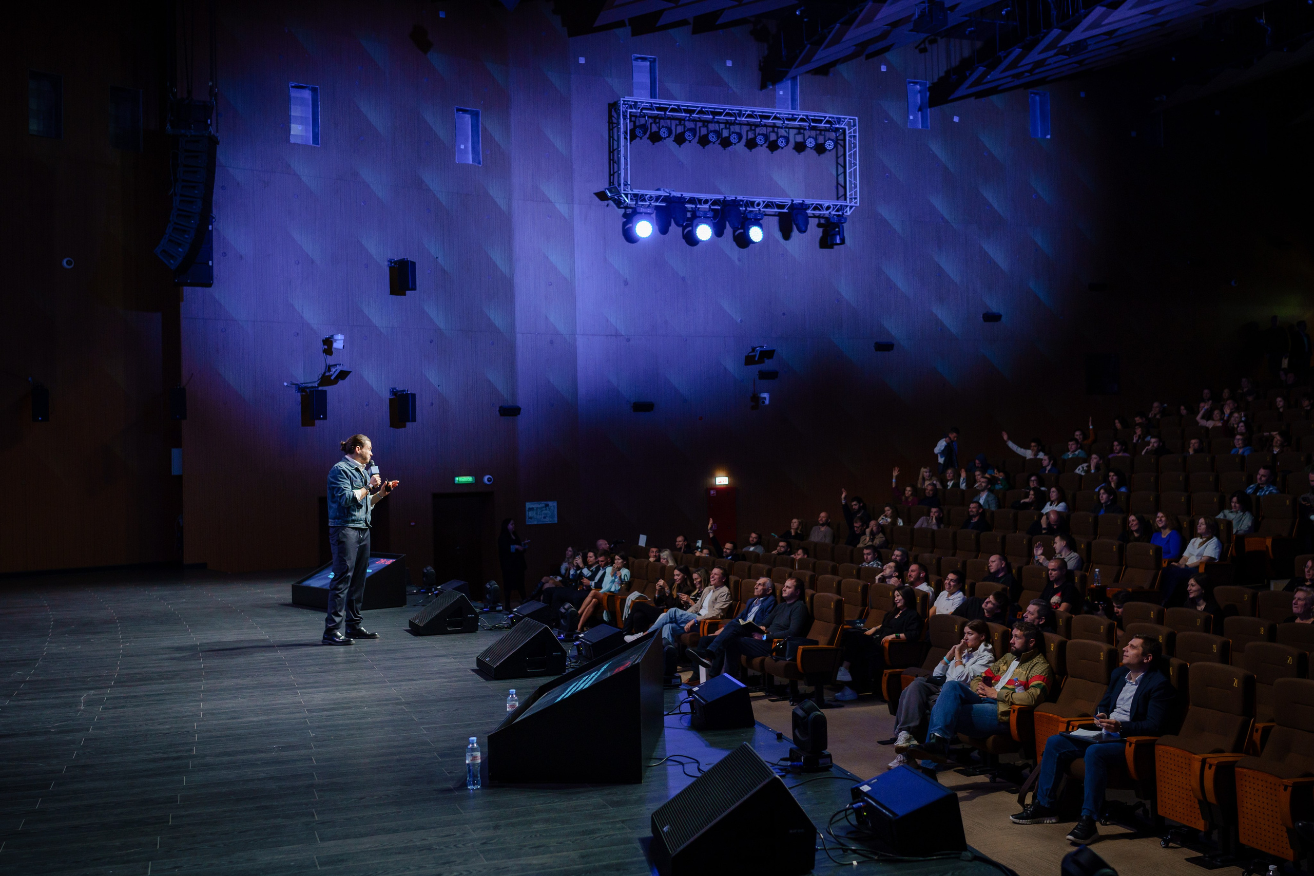 Репортажный фотограф на конференцию в Москве. Репортажный фотограф в Москве Саша Дружинина