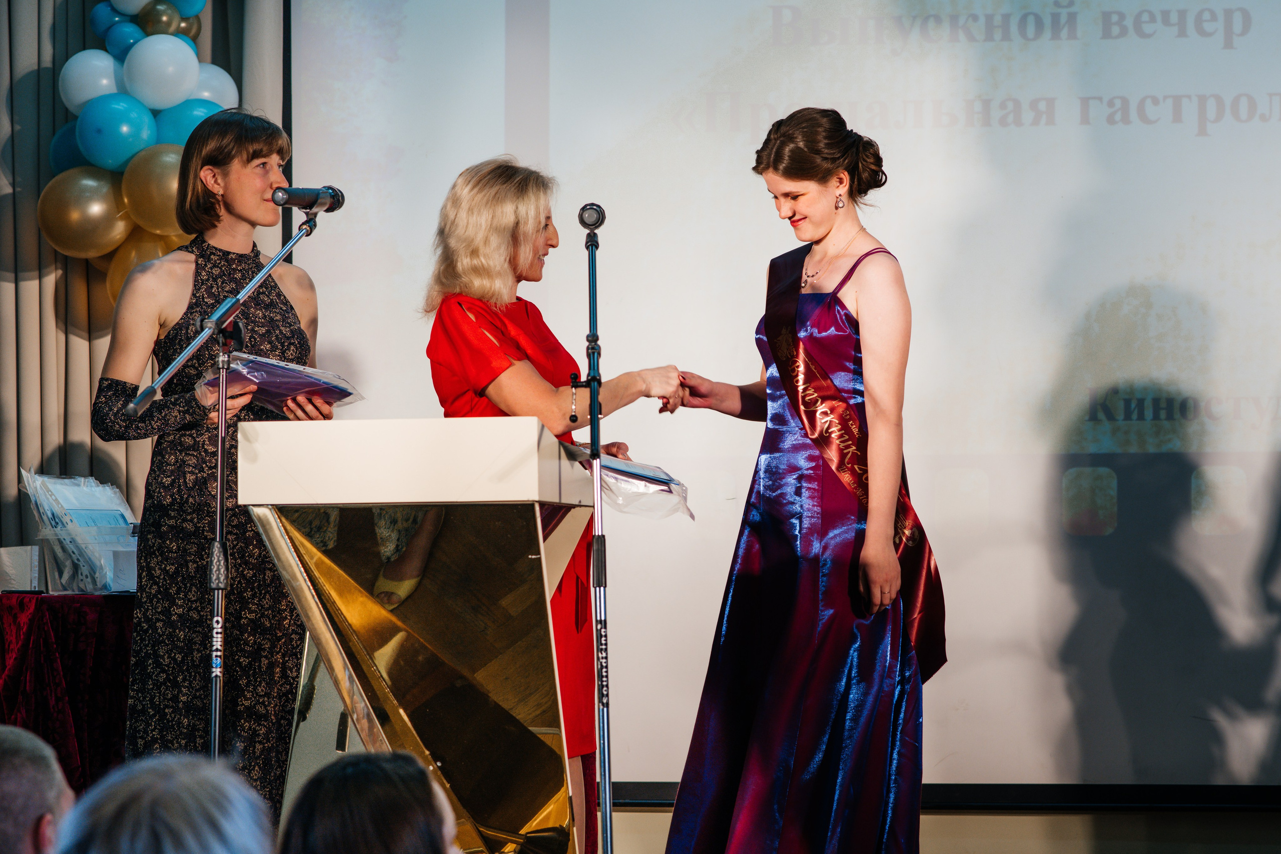 Вручение аттестатов. Выпускные альбомы в Подольске Москве и МО