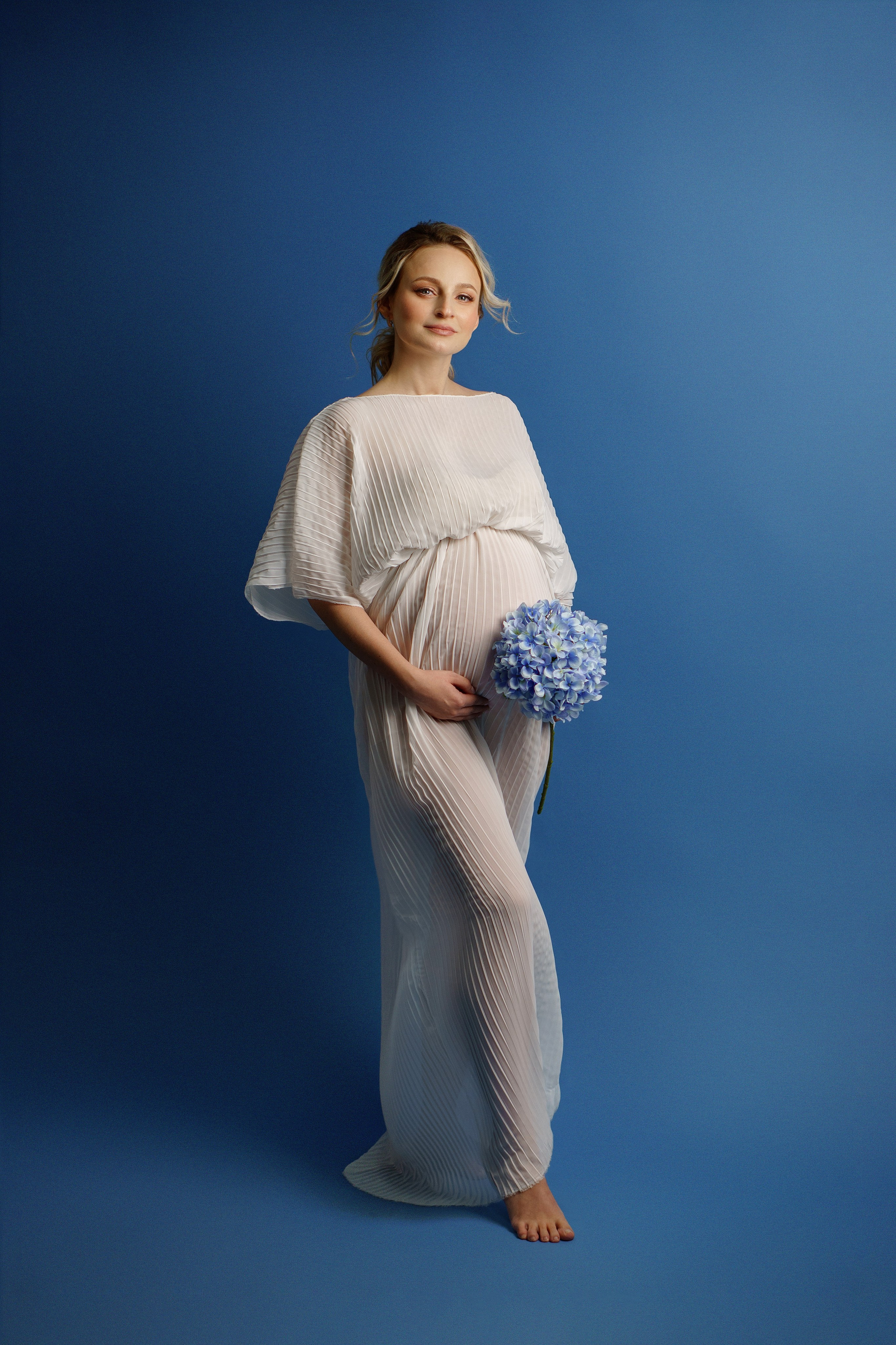 Беременная девушка в белом платье