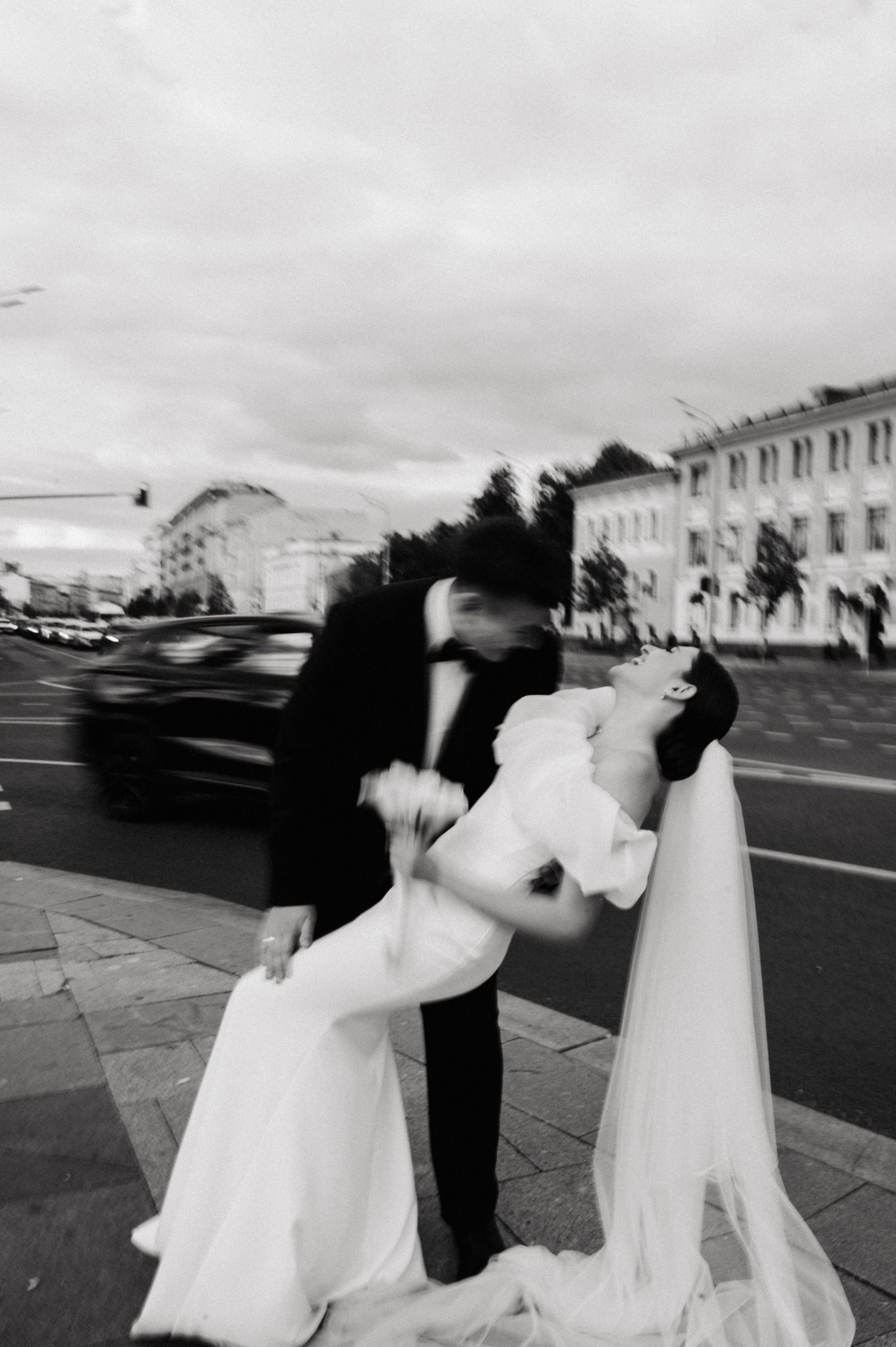 Уличная свадебная фотосессия в Москве на перекрёстке, размытость