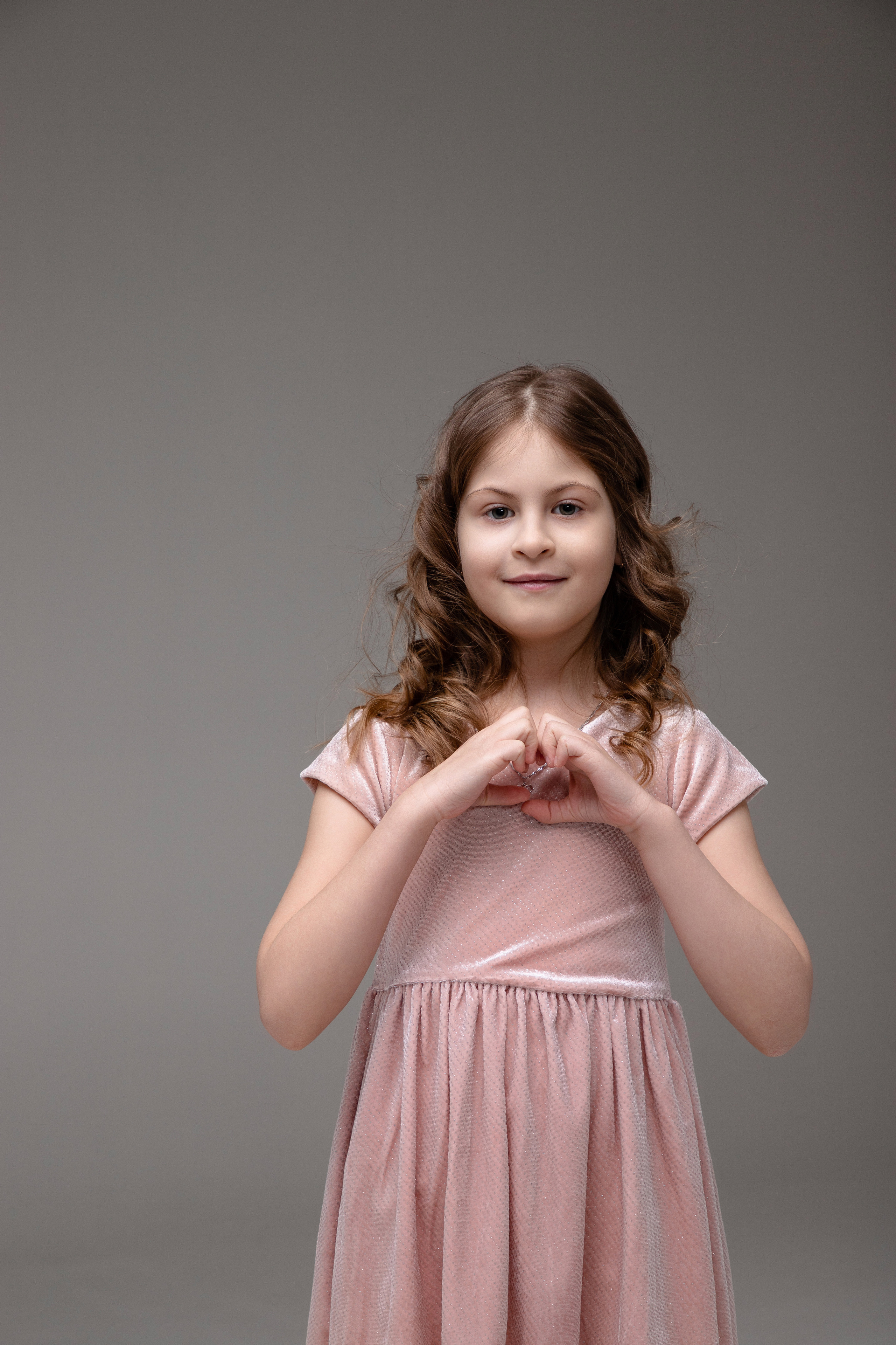 Фотосессия мамы и дочки на циклораме в Тюмени. Фотограф Денис Лесковский (Тюмень)