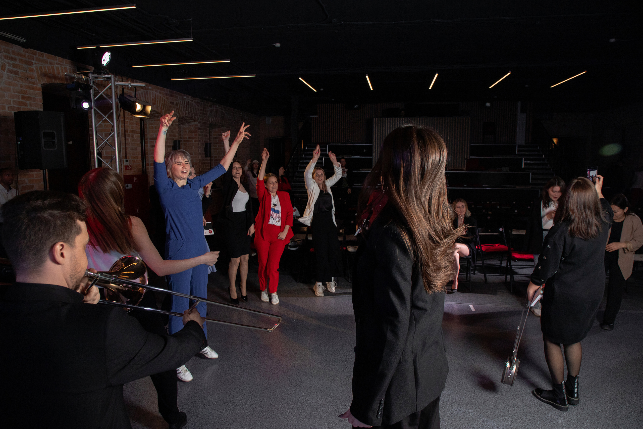 Презентация книги Светы Захаровой "Ты уже бренд". Фотограф Денис Лесковский (Тюмень)