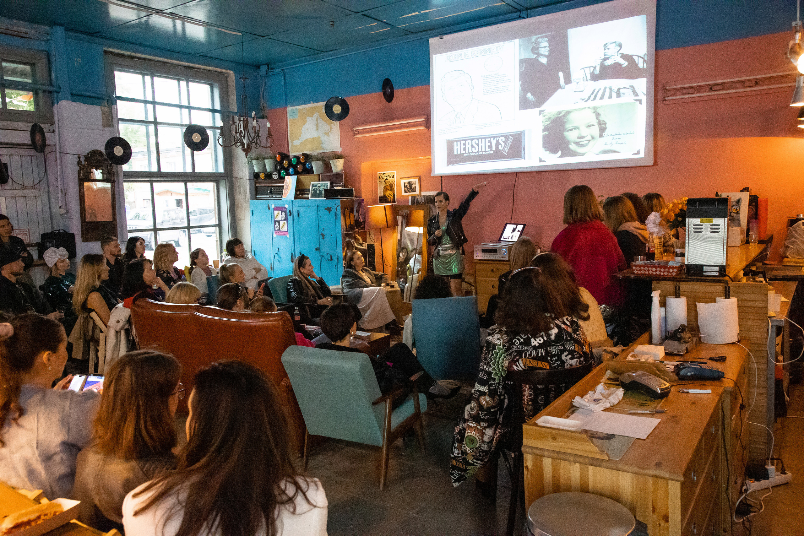 2022-06-29 Лекция Марии Барковой (Энди Уорхол). Фотограф Денис Лесковский (Тюмень)