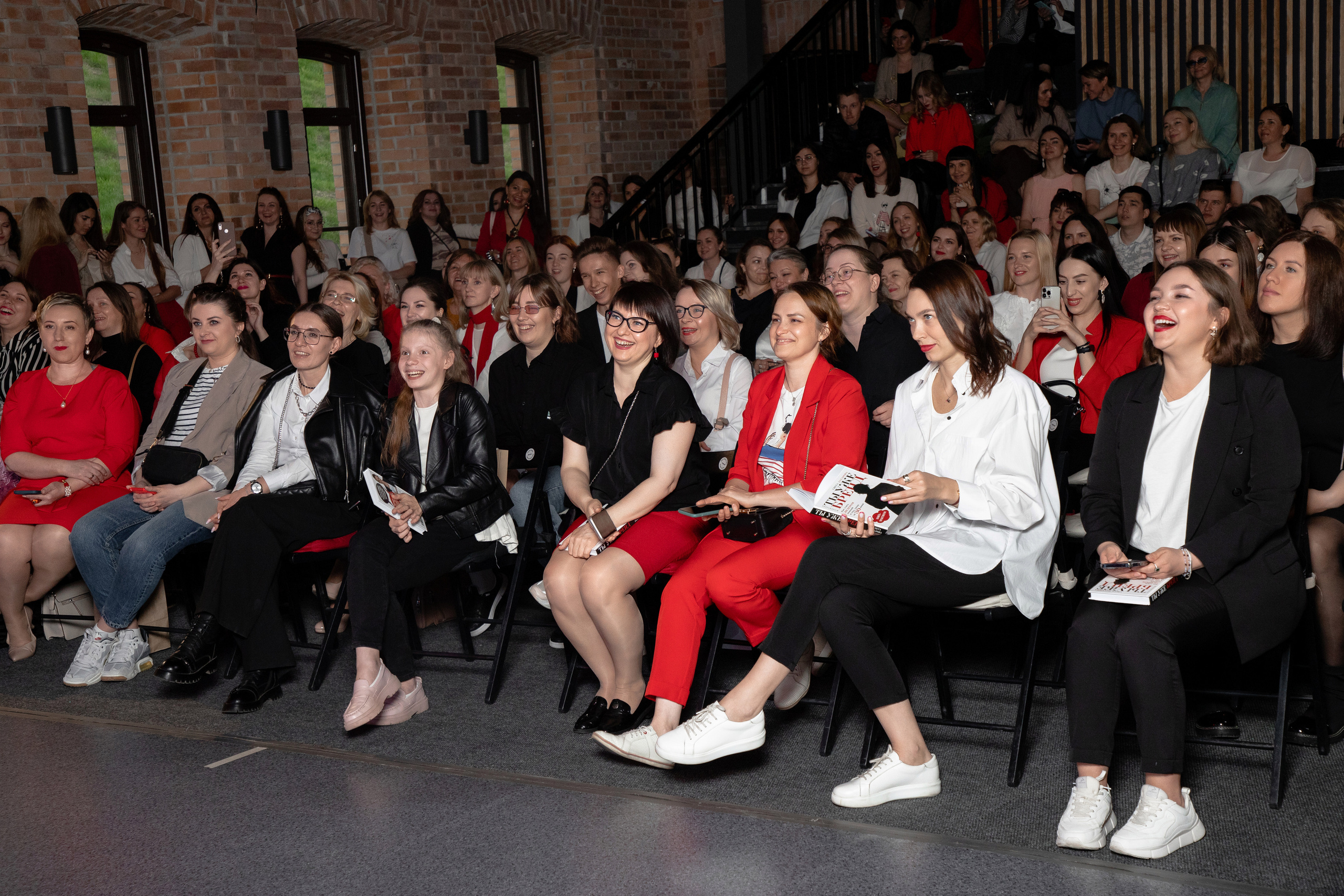 Презентация книги Светы Захаровой "Ты уже бренд". Фотограф Денис Лесковский (Тюмень)