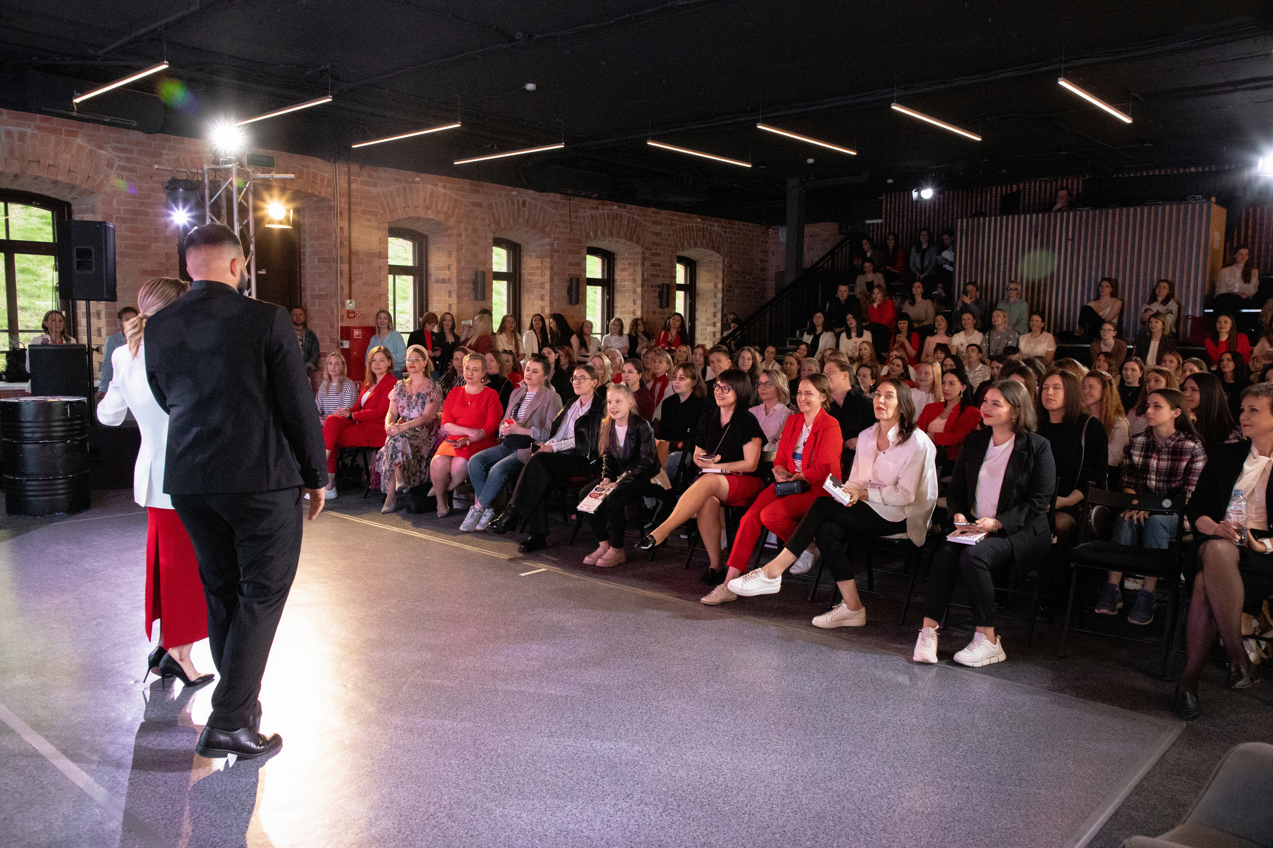 Презентация книги Светы Захаровой "Ты уже бренд". Фотограф Денис Лесковский (Тюмень)