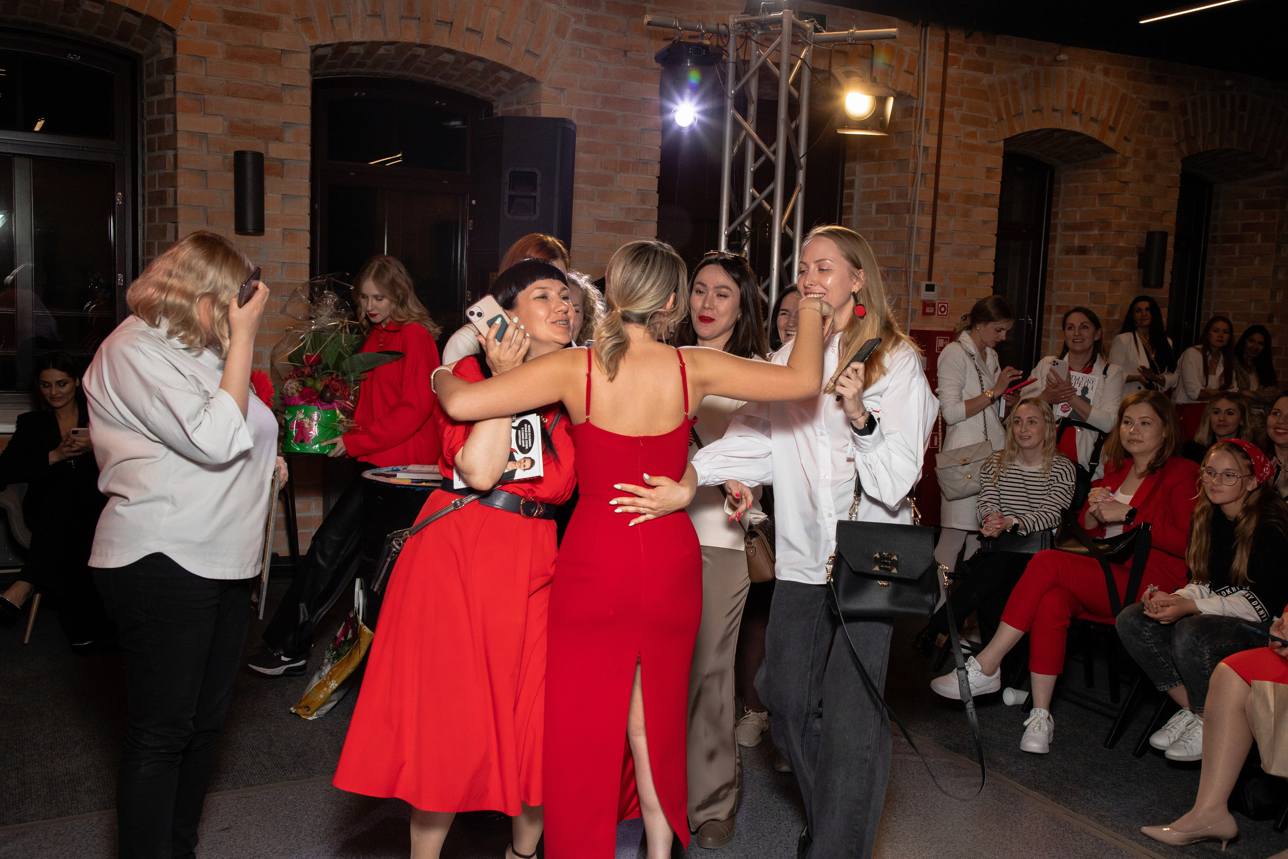 Презентация книги Светы Захаровой "Ты уже бренд". Фотограф Денис Лесковский (Тюмень)