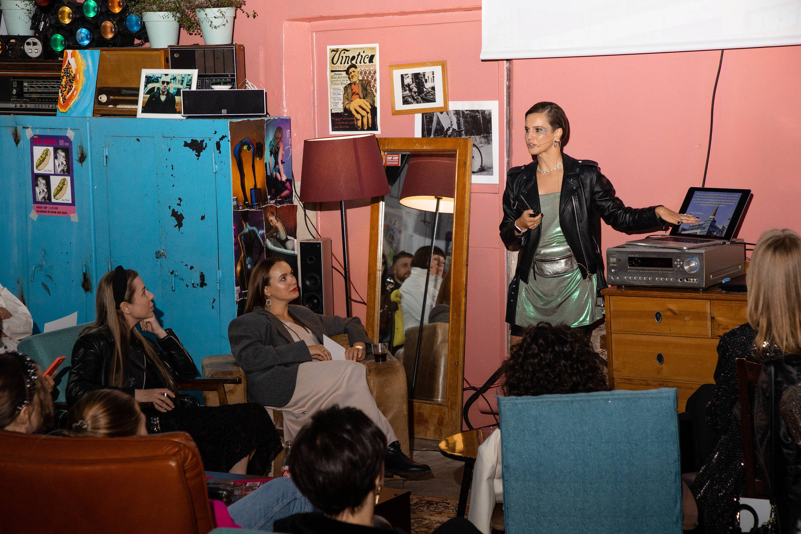 2022-06-29 Лекция Марии Барковой (Энди Уорхол). Фотограф Денис Лесковский (Тюмень)