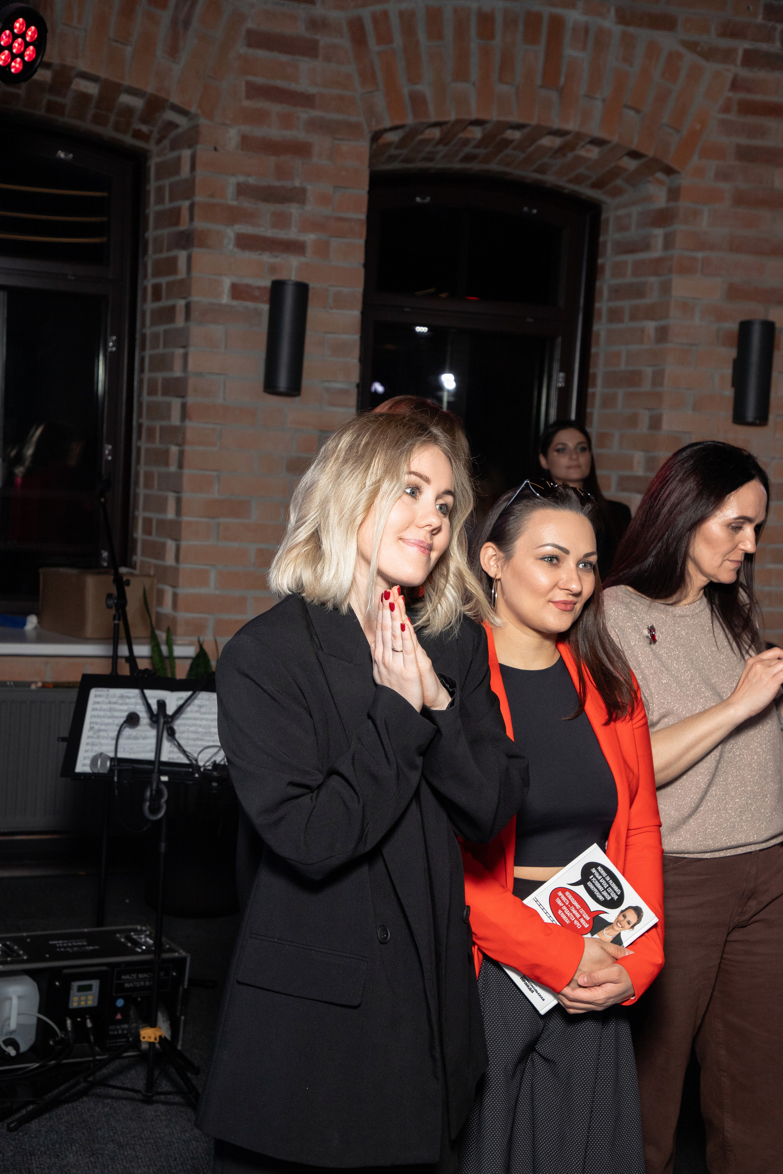 Презентация книги Светы Захаровой "Ты уже бренд". Фотограф Денис Лесковский (Тюмень)