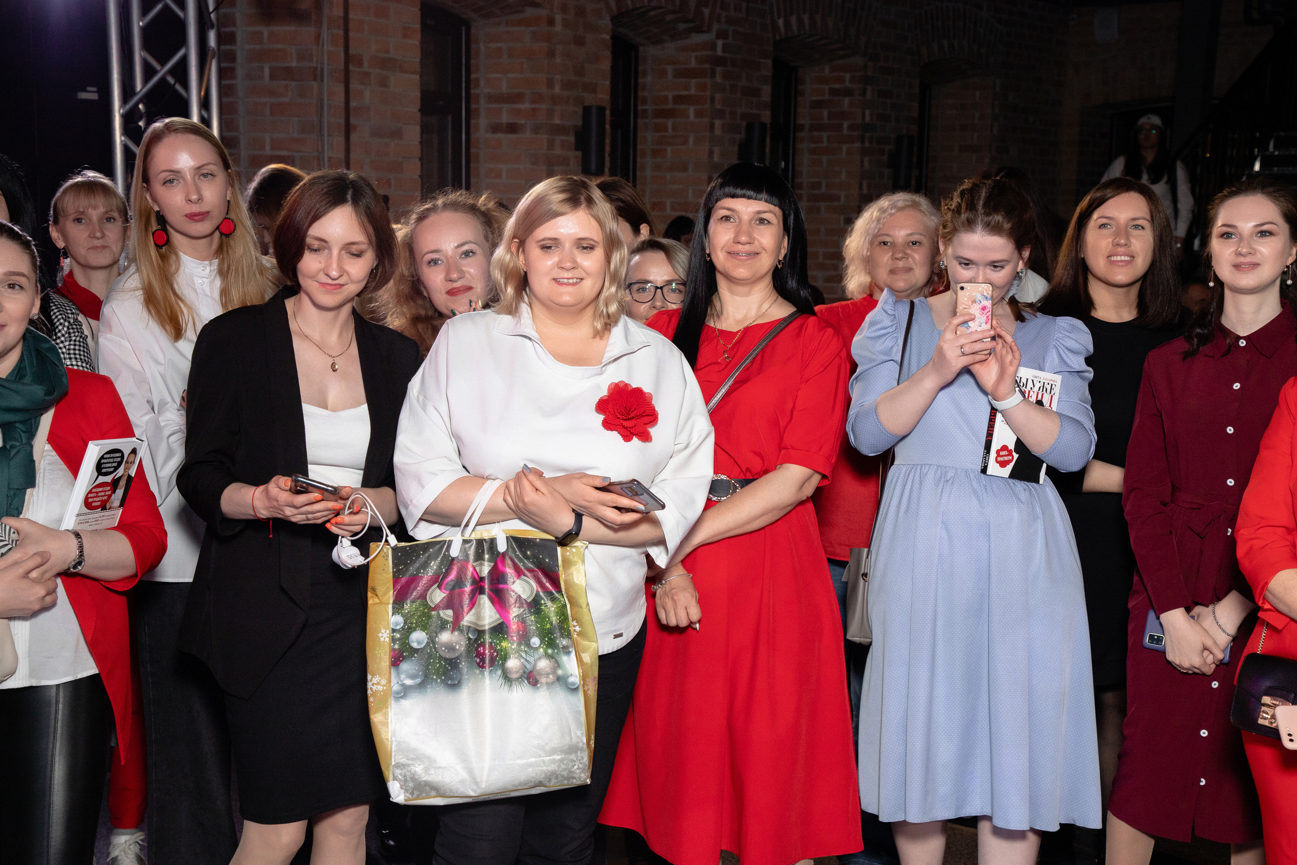 Презентация книги Светы Захаровой "Ты уже бренд". Фотограф Денис Лесковский (Тюмень)