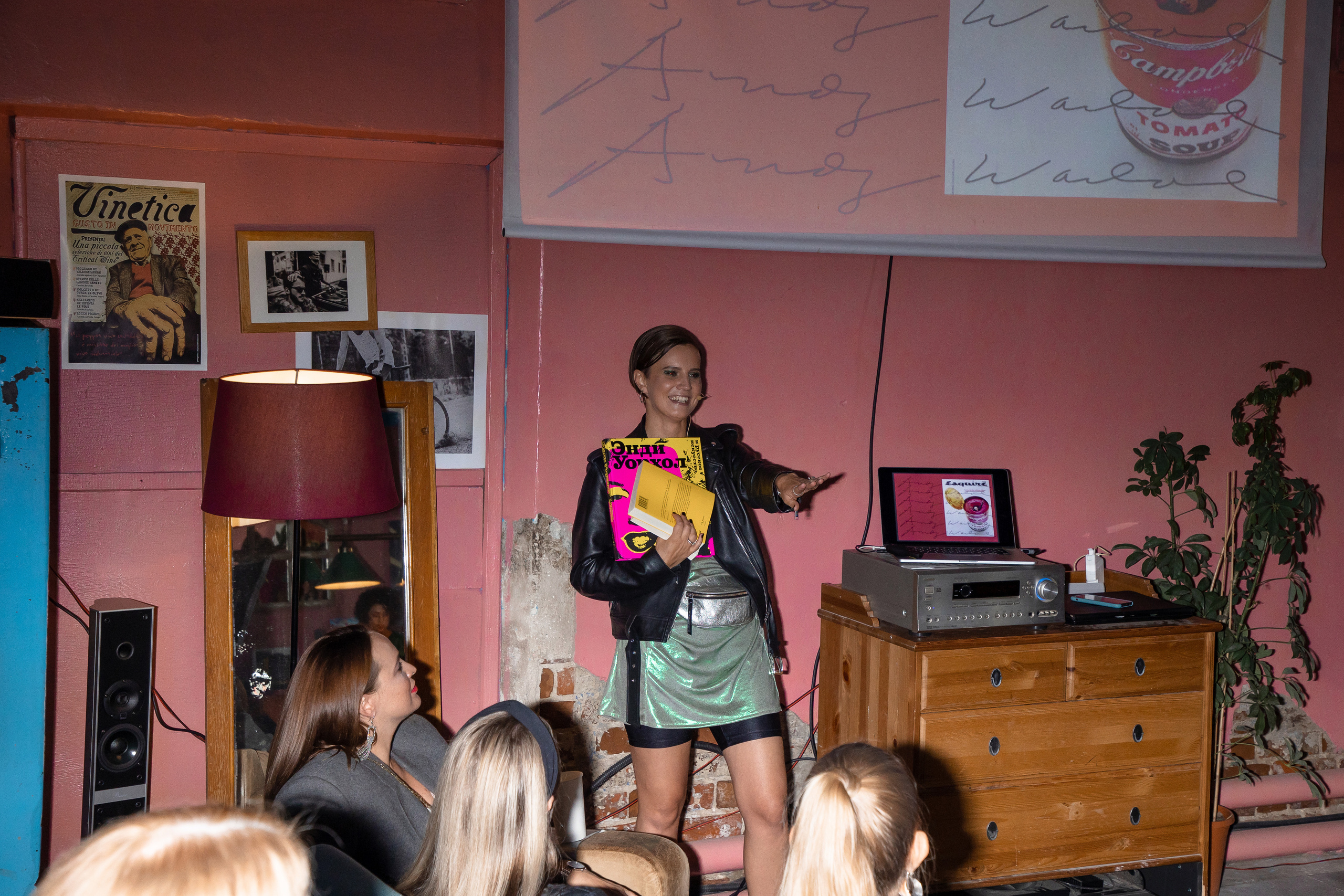 2022-06-29 Лекция Марии Барковой (Энди Уорхол). Фотограф Денис Лесковский (Тюмень)