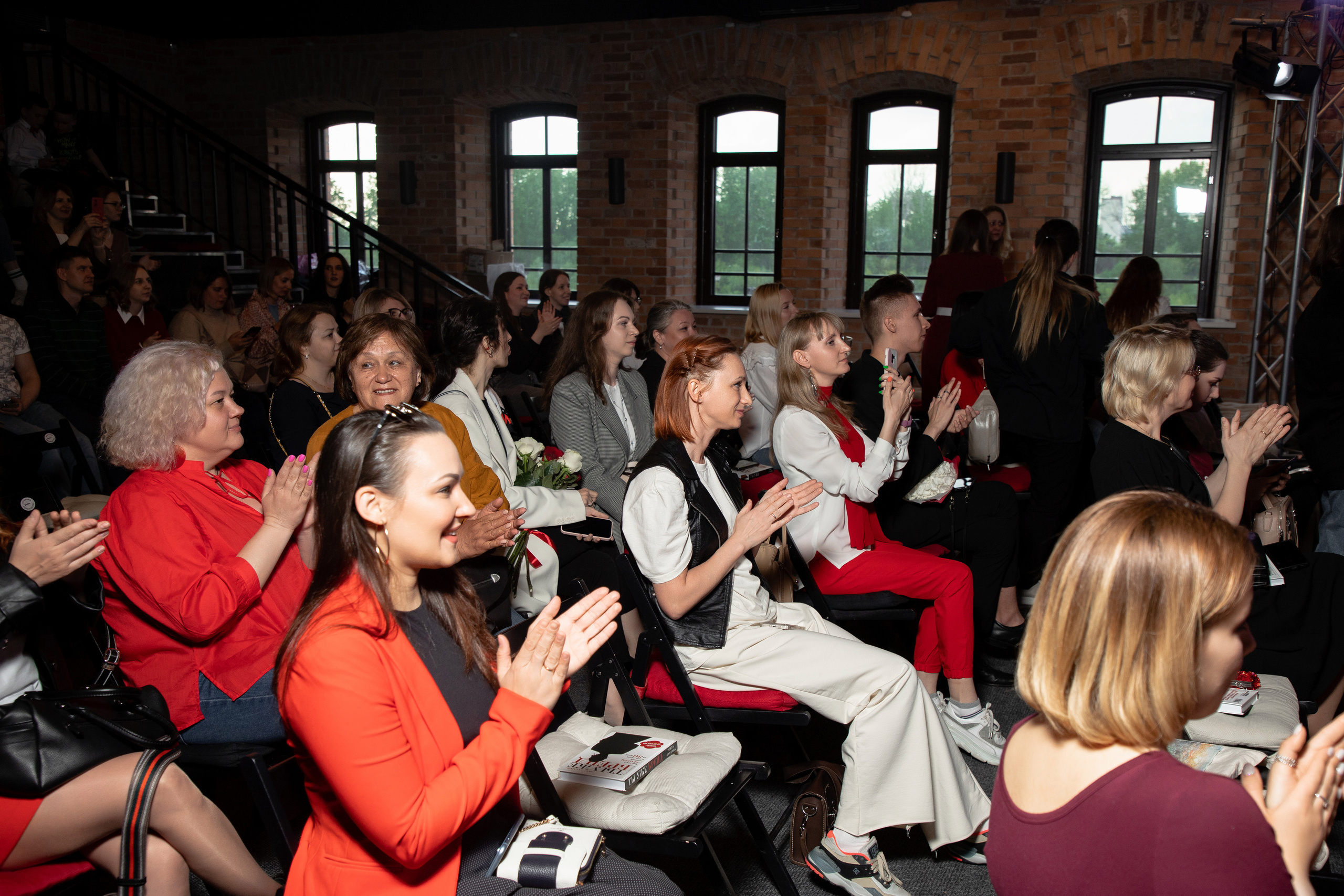 Презентация книги Светы Захаровой "Ты уже бренд". Фотограф Денис Лесковский (Тюмень)