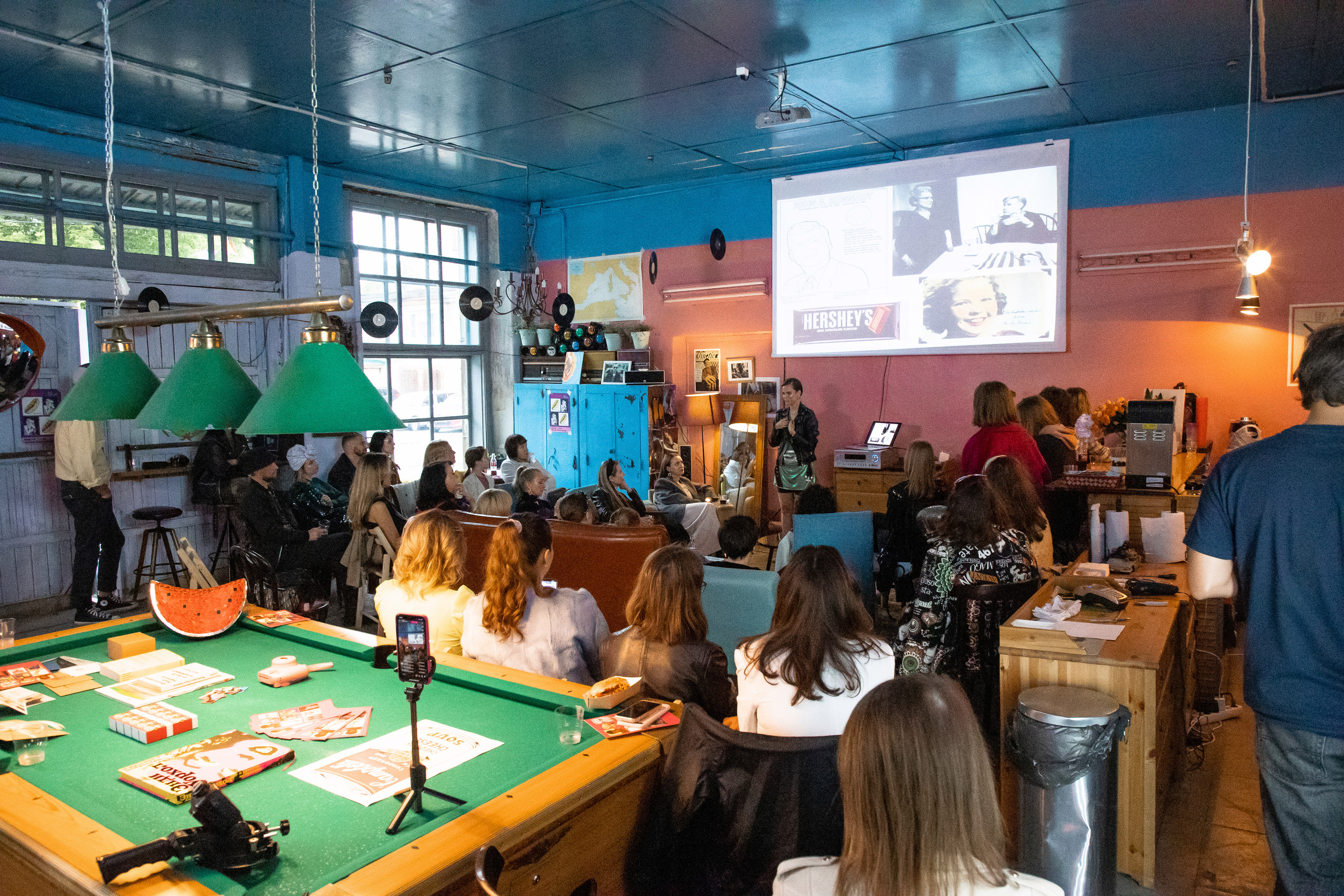 2022-06-29 Лекция Марии Барковой (Энди Уорхол). Фотограф Денис Лесковский (Тюмень)