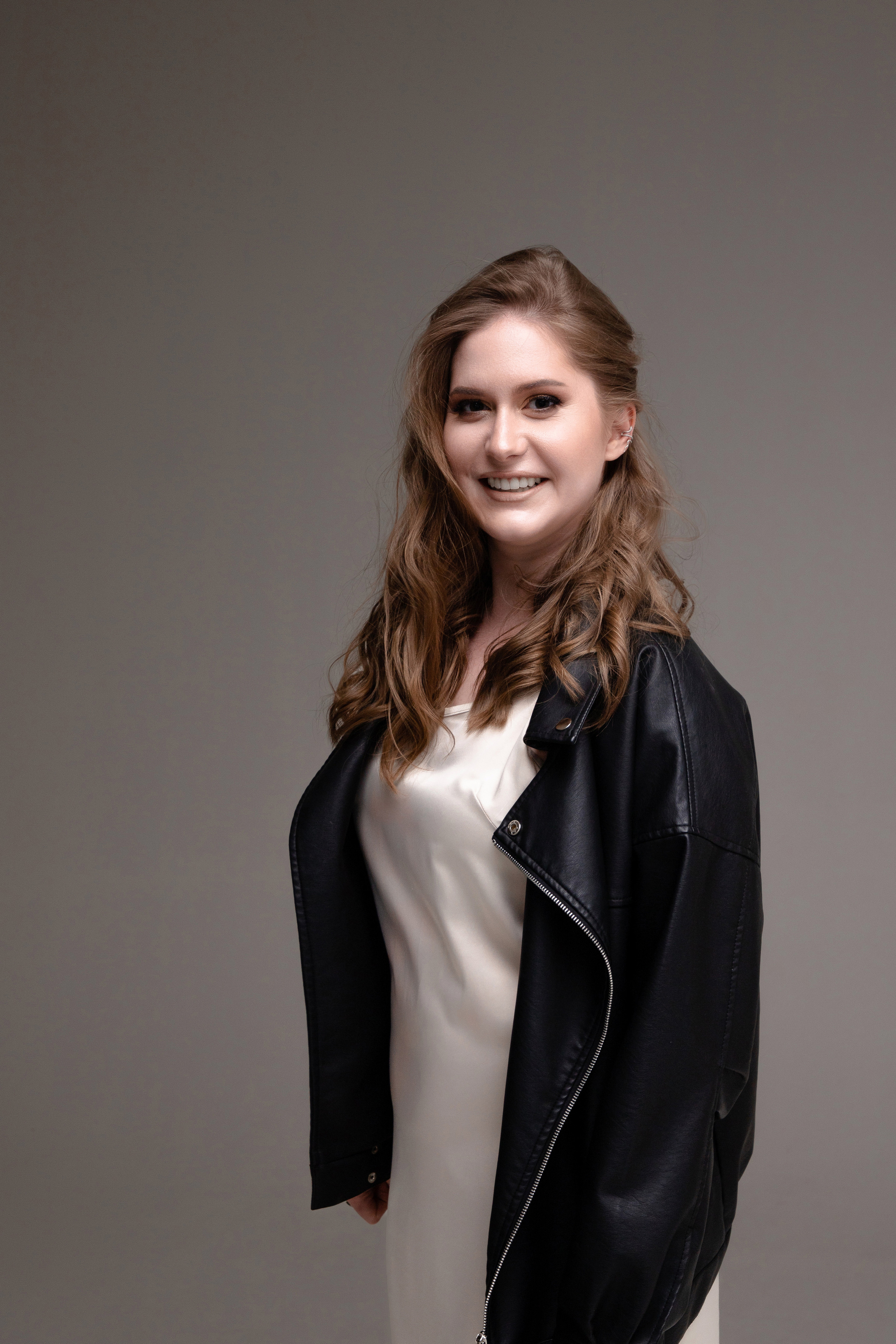 Женский портрет в студии на циклораме. Фотограф Денис Лесковский (Тюмень)