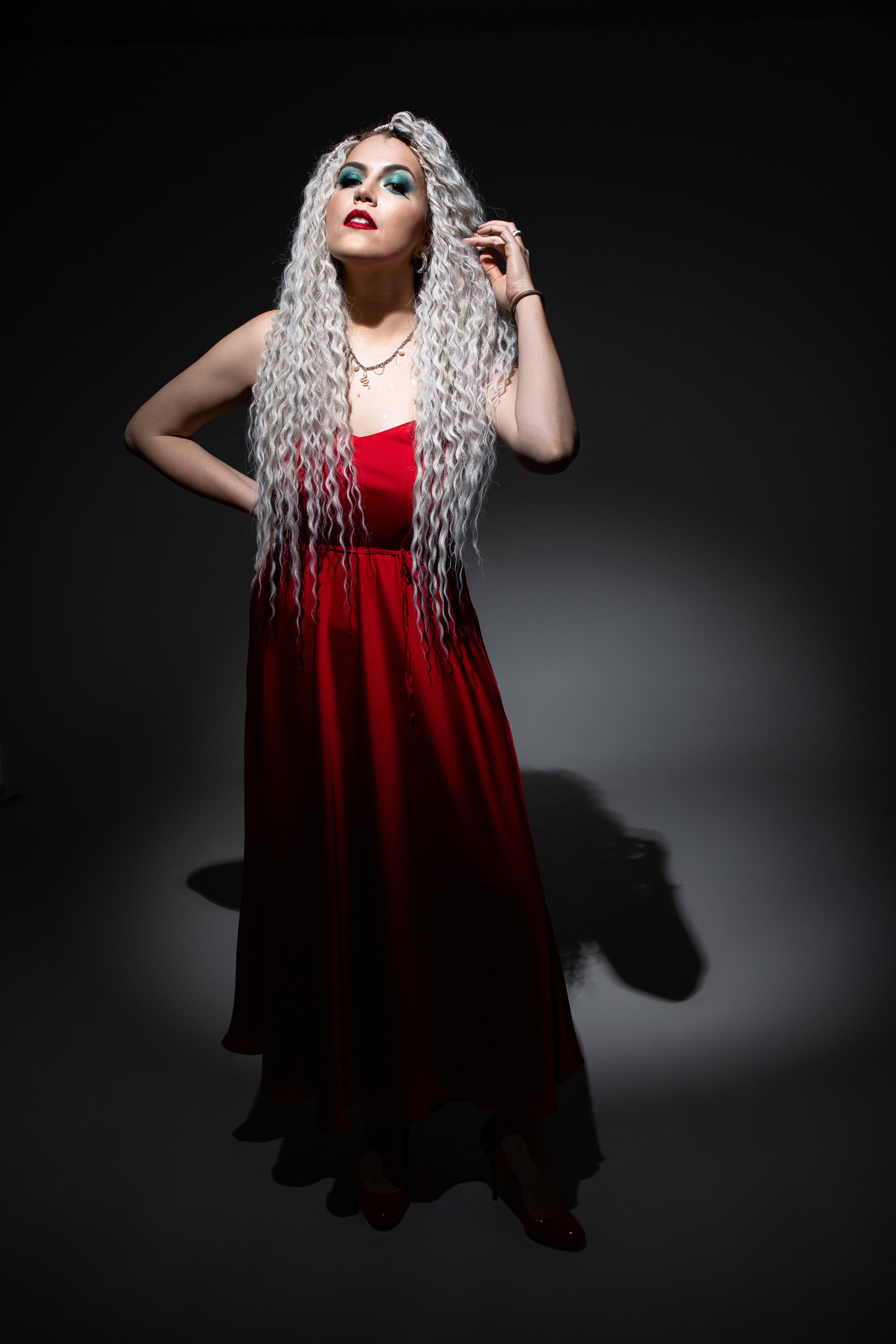 Фотосессия мамы и дочки на циклораме в Тюмени. Фотограф Денис Лесковский (Тюмень)