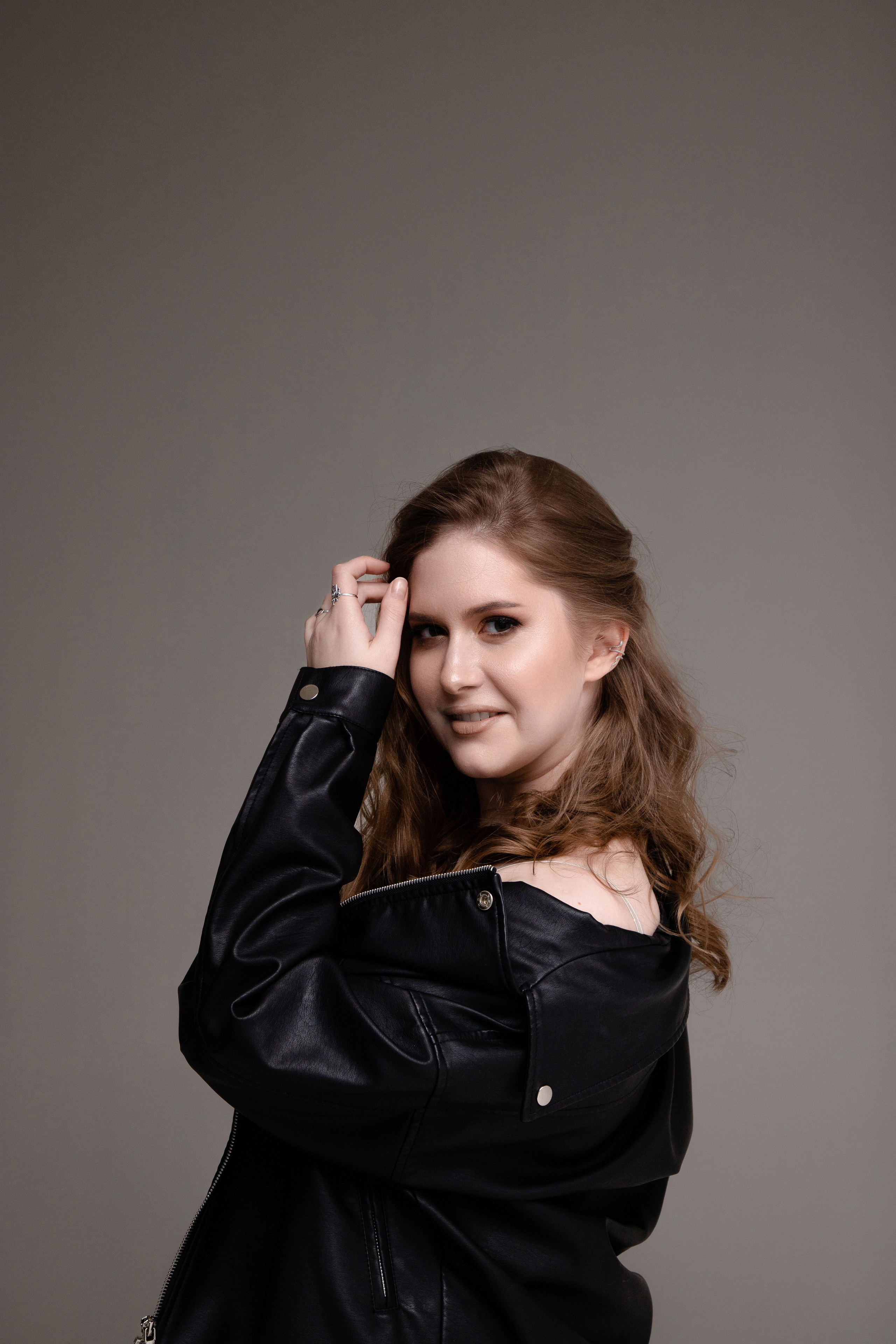 Женский портрет в студии на циклораме. Фотограф Денис Лесковский (Тюмень)