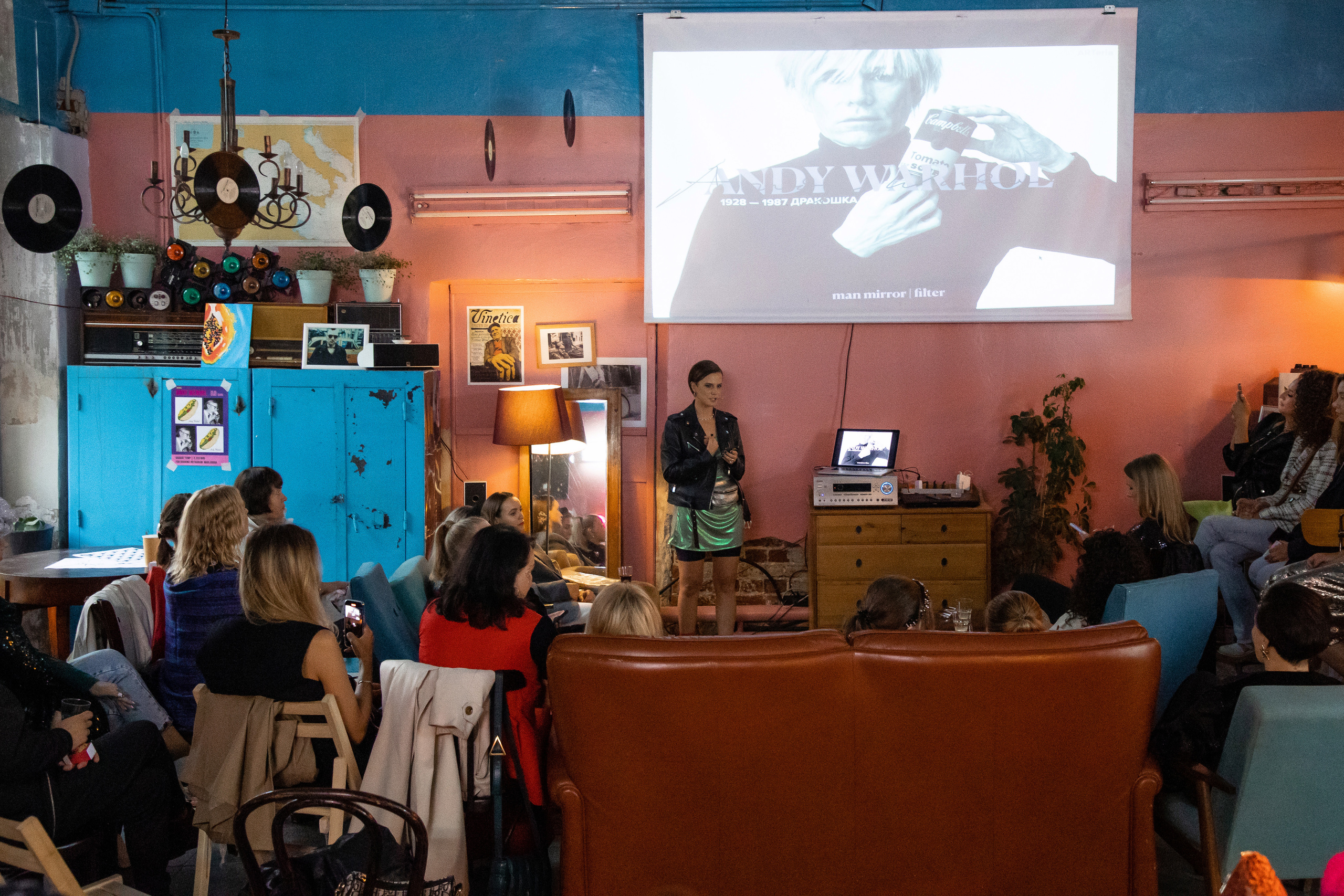 2022-06-29 Лекция Марии Барковой (Энди Уорхол). Фотограф Денис Лесковский (Тюмень)