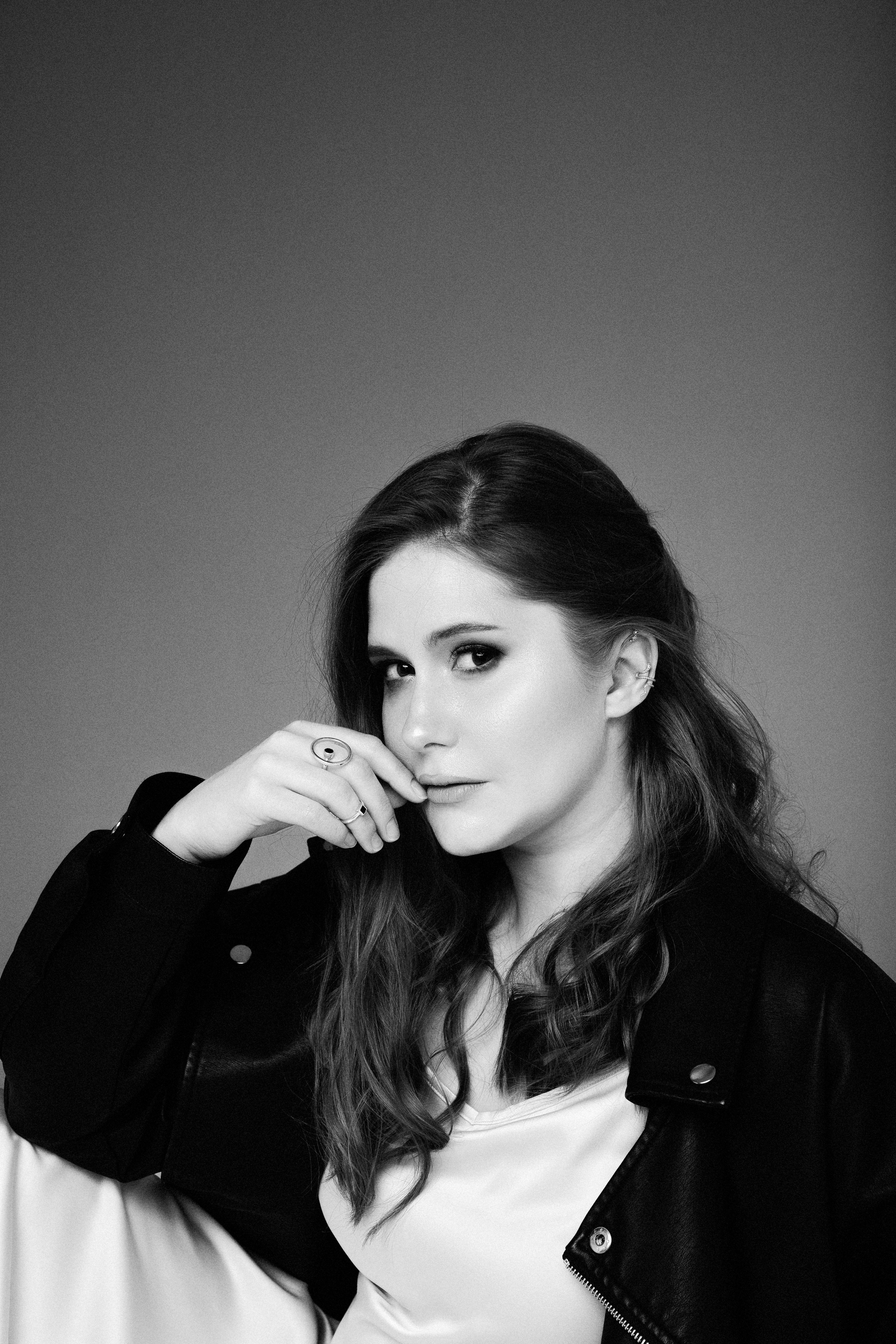 Женский портрет в студии на циклораме. Фотограф Денис Лесковский (Тюмень)