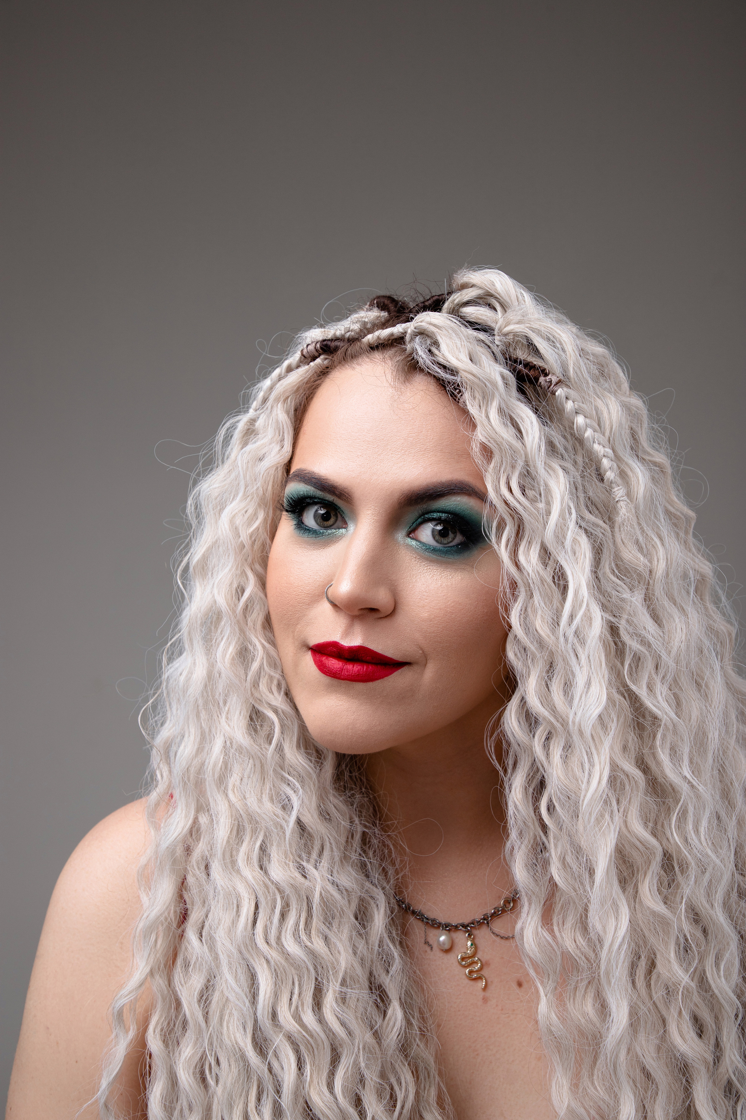 Фотосессия мамы и дочки на циклораме в Тюмени. Фотограф Денис Лесковский (Тюмень)