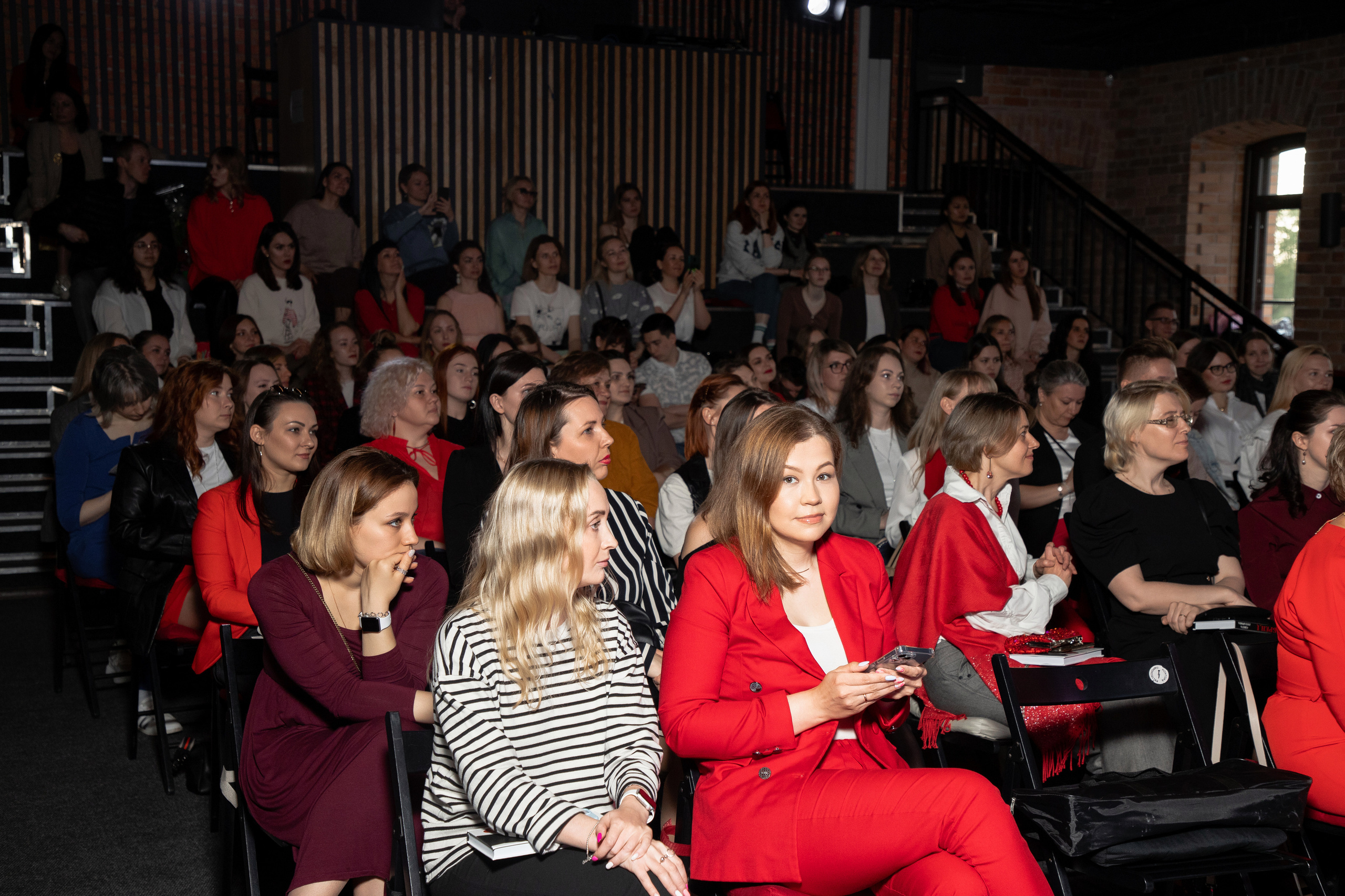 Презентация книги Светы Захаровой "Ты уже бренд". Фотограф Денис Лесковский (Тюмень)