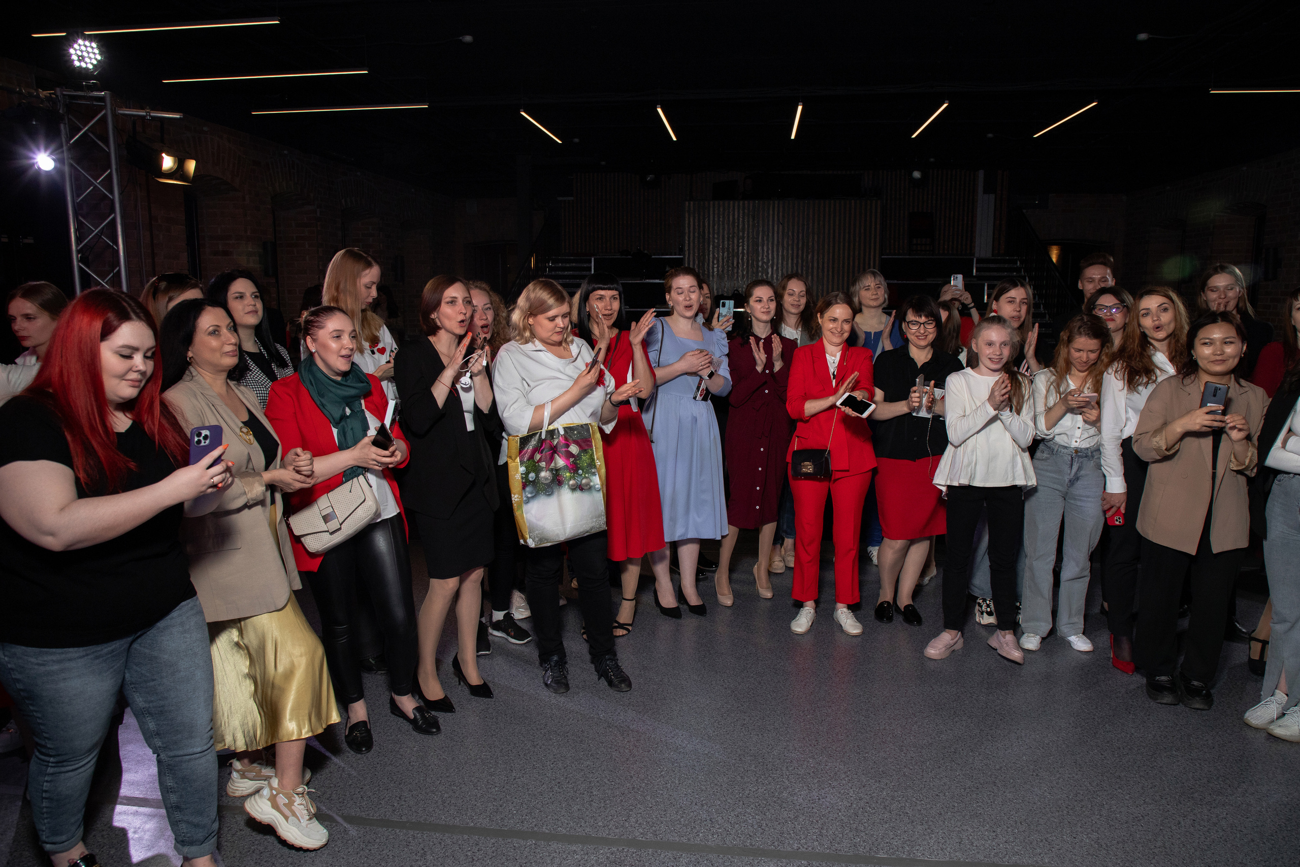 Презентация книги Светы Захаровой "Ты уже бренд". Фотограф Денис Лесковский (Тюмень)