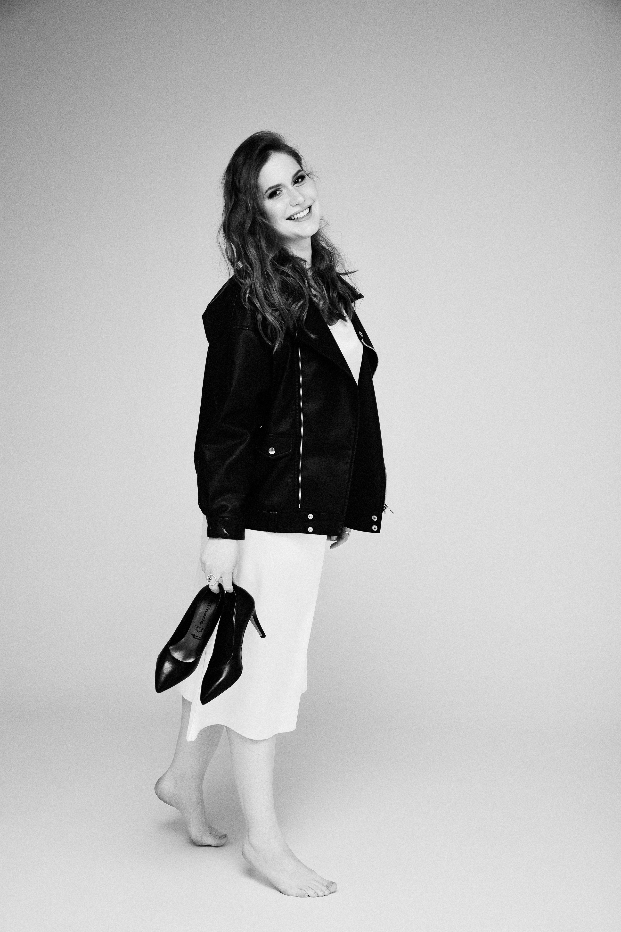 Женский портрет в студии на циклораме. Фотограф Денис Лесковский (Тюмень)