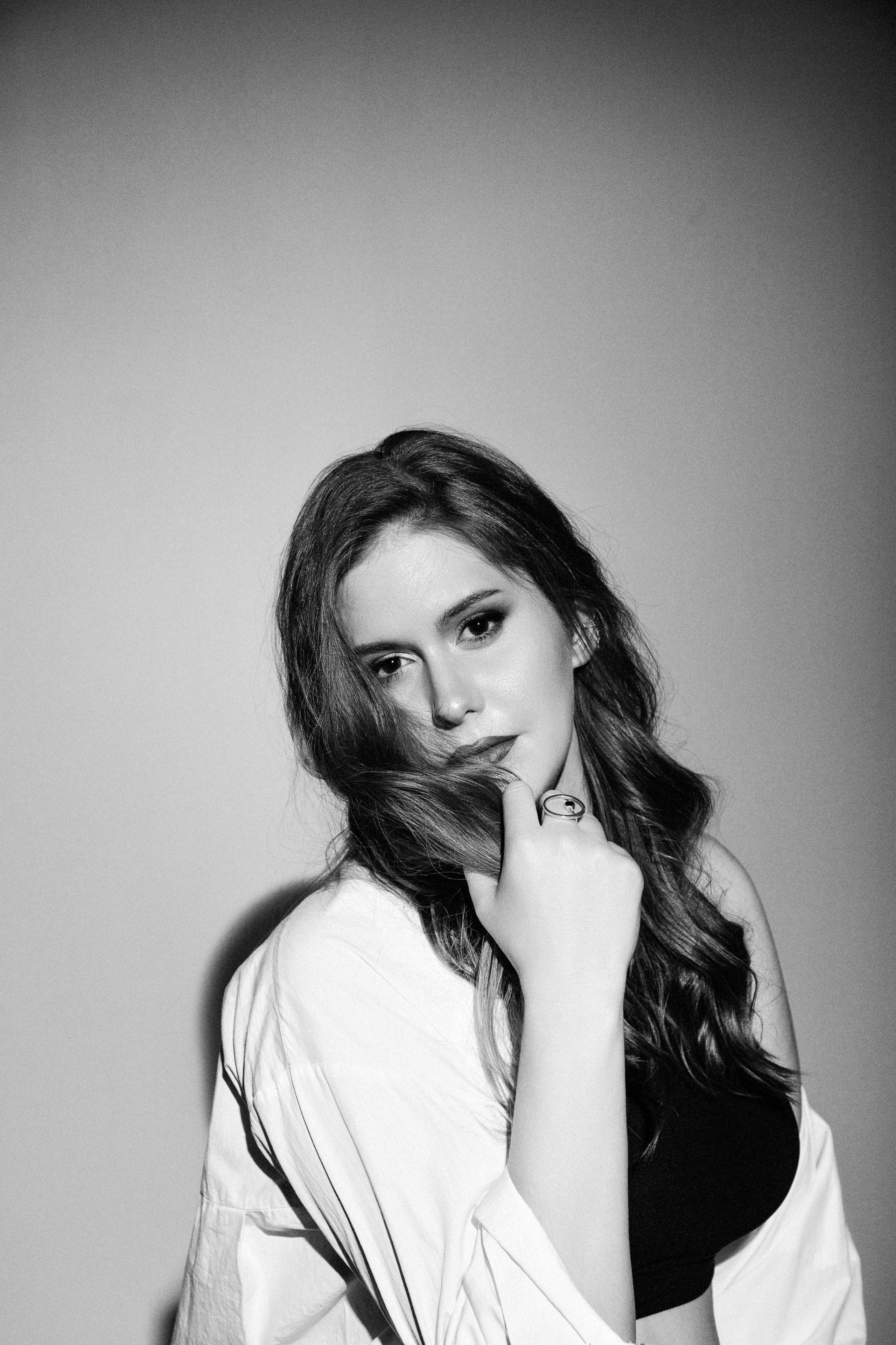 Женский портрет в студии на циклораме. Фотограф Денис Лесковский (Тюмень)