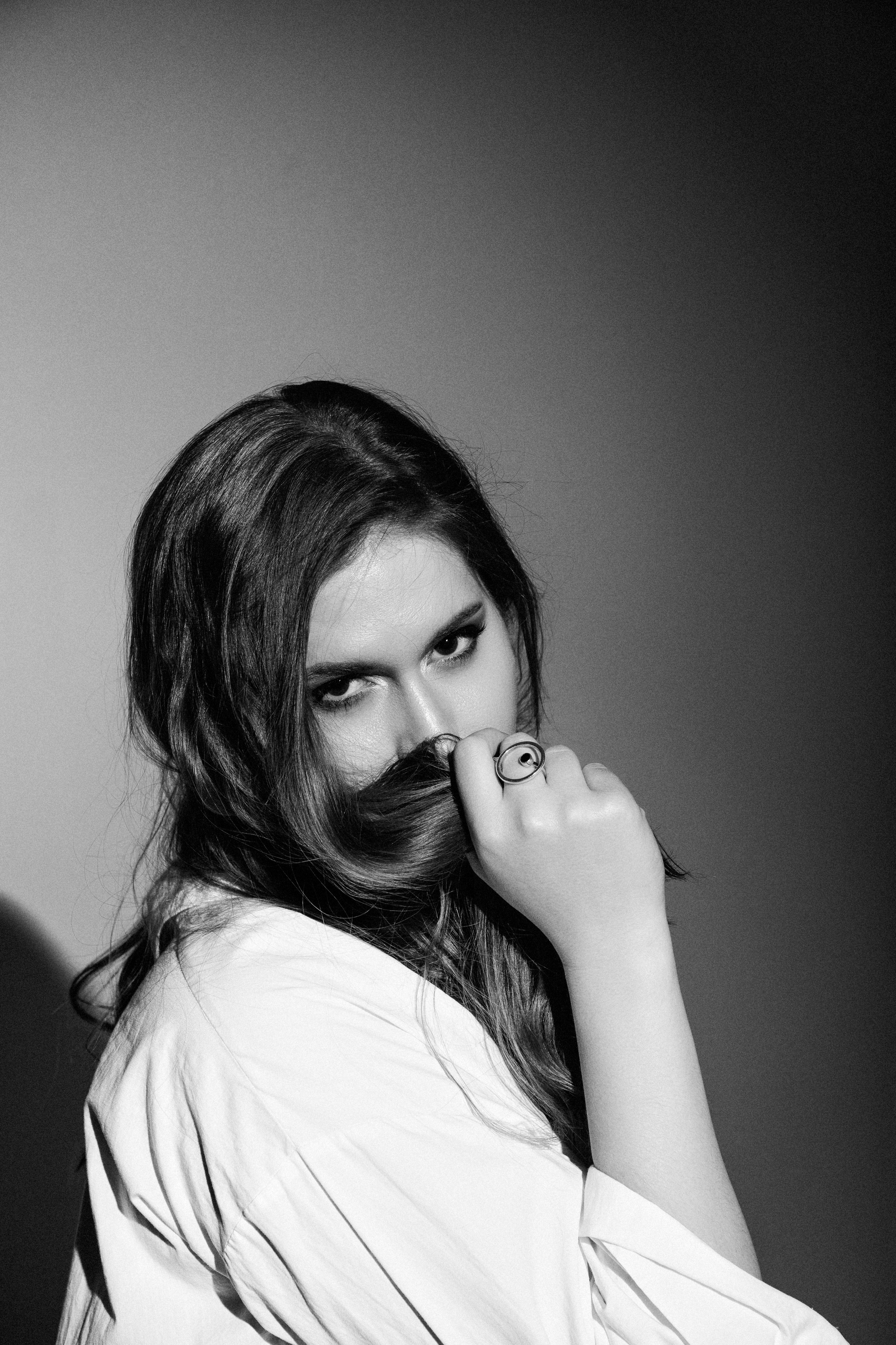 Женский портрет в студии на циклораме. Фотограф Денис Лесковский (Тюмень)