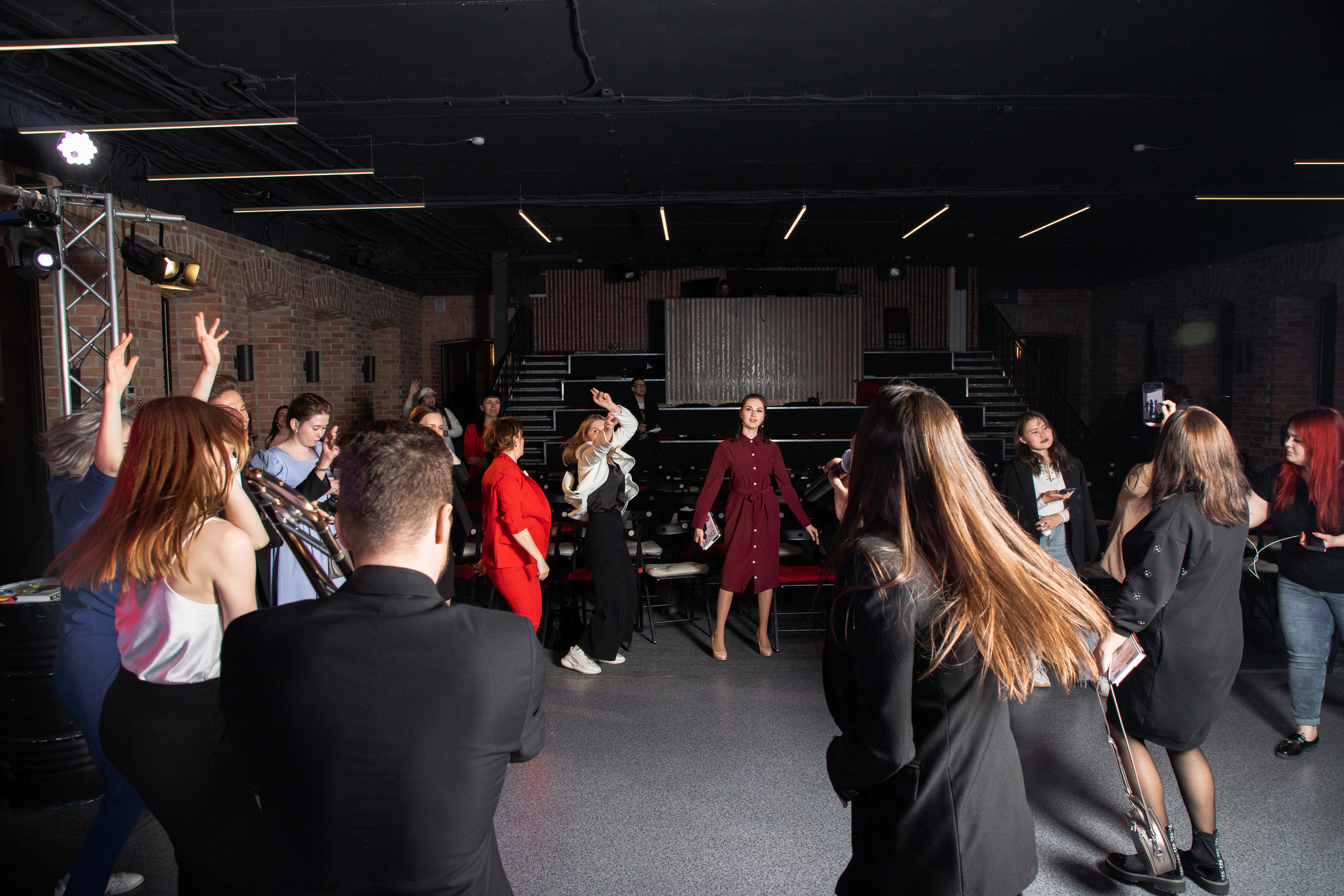 Презентация книги Светы Захаровой "Ты уже бренд". Фотограф Денис Лесковский (Тюмень)