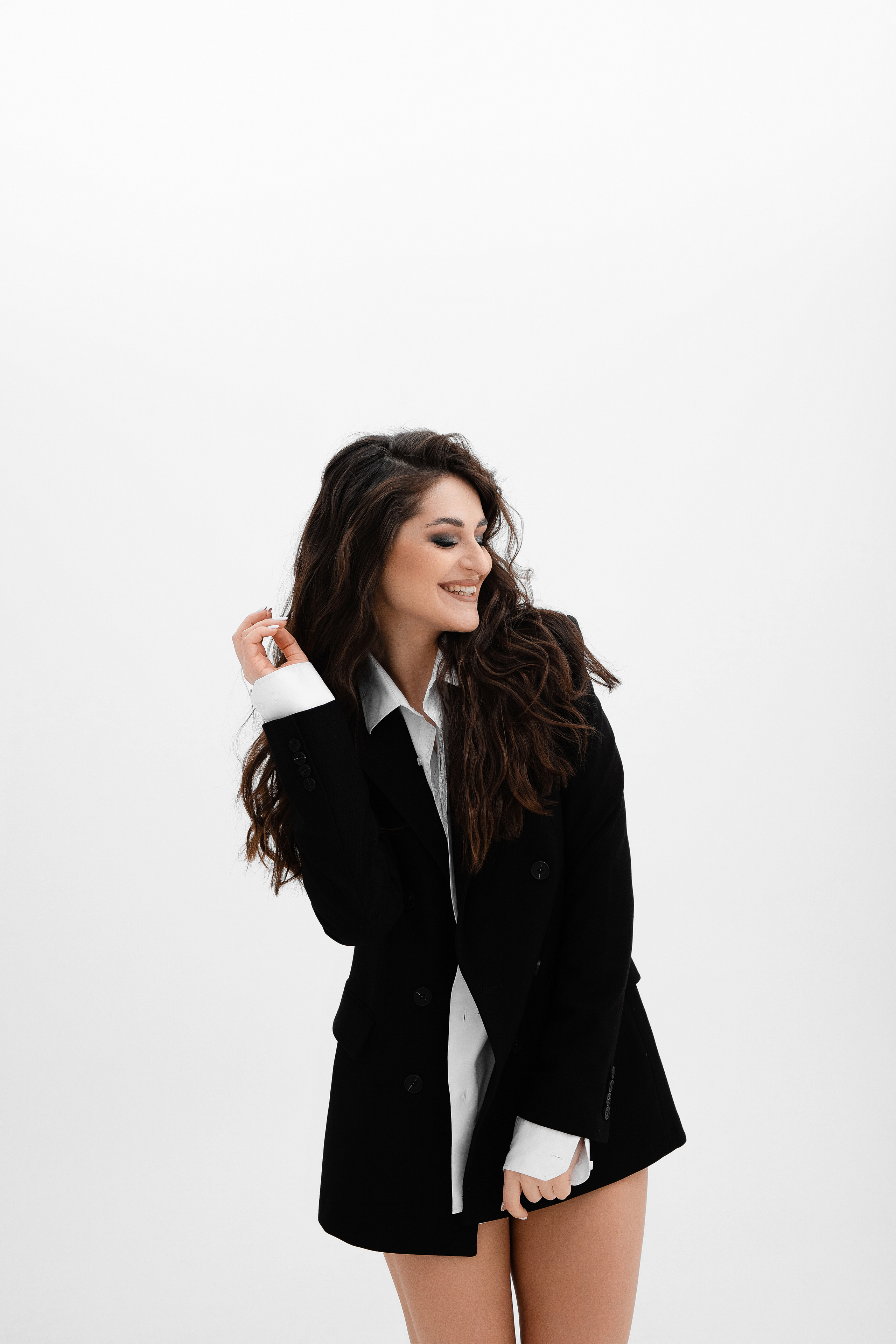 Портрет девушки в мужской рубашке и пиджаке на голое тело