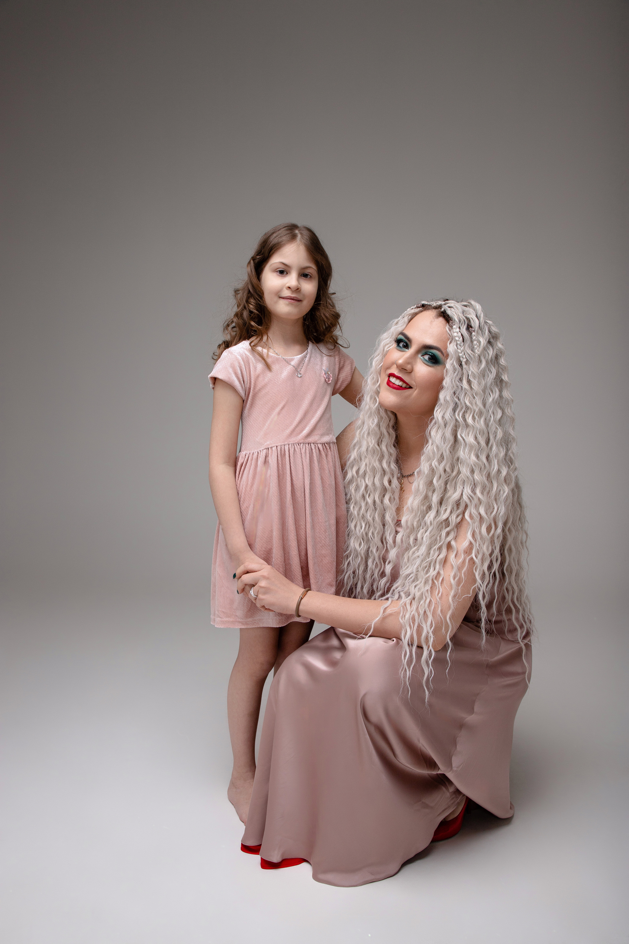 Фотосессия мамы и дочки на циклораме в Тюмени. Фотограф Денис Лесковский (Тюмень)